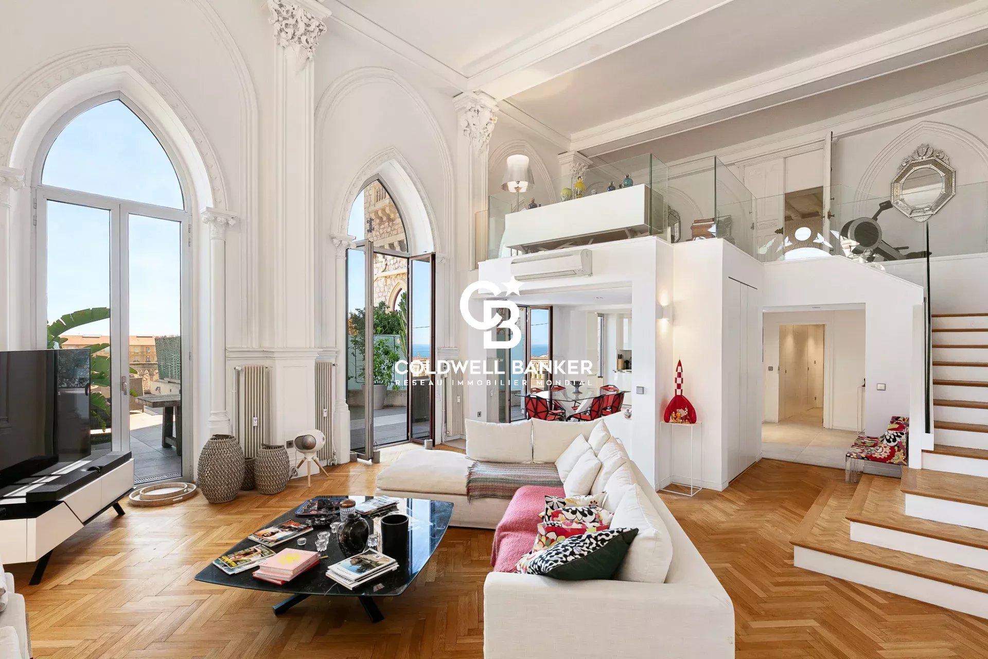 Château de la Tour – Duplex neo-gothique de 170 m² et terrasses vue mer