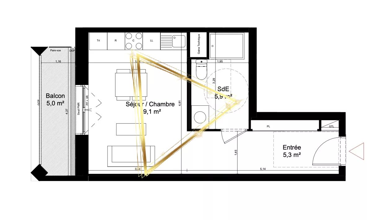 Studio avec balcon en étage élevé.