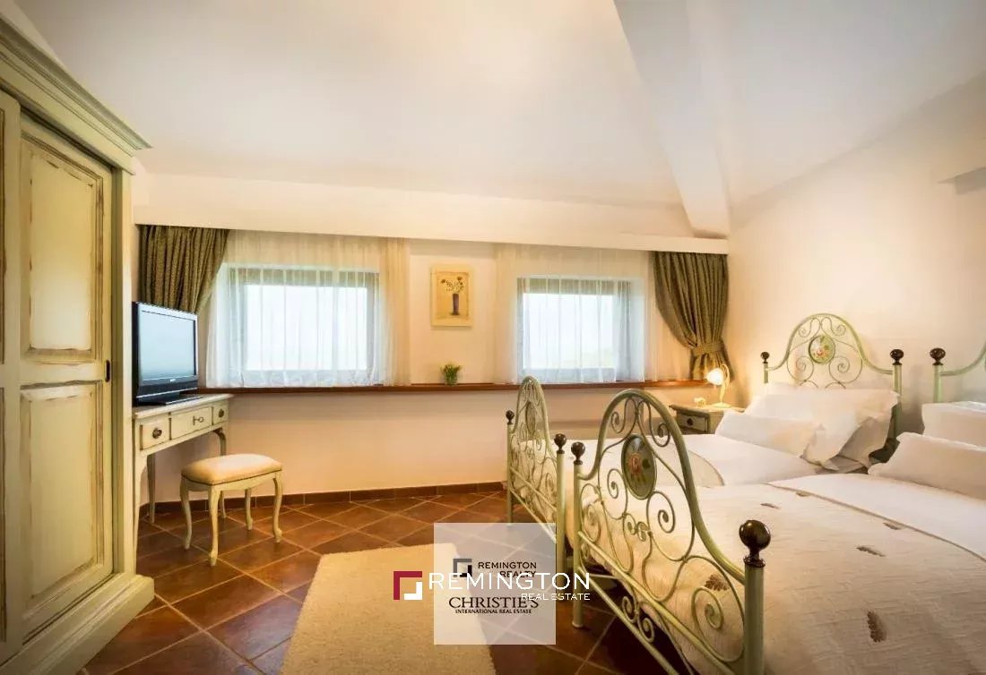 6 Bedroom Villa/Townhouse's Image 4