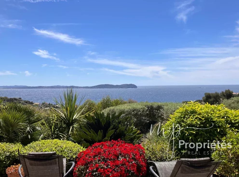 CARQUEIRANNE Magnificent 180° sea view property with swimming pool