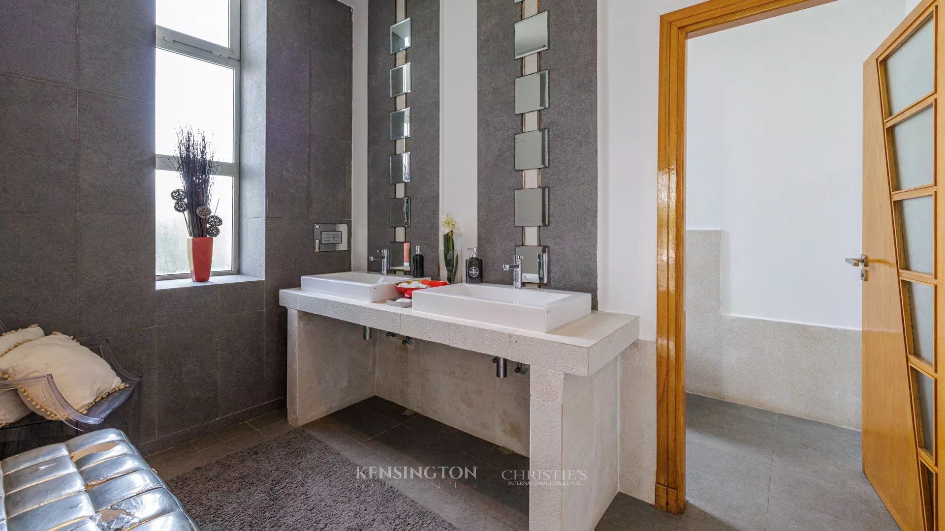 5 Bedroom Villa/Townhouse's Image 3