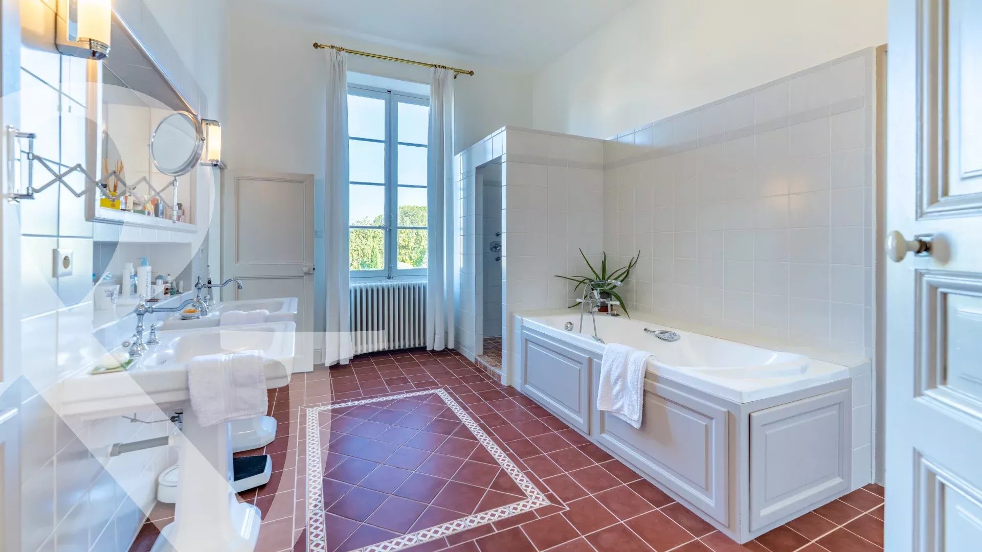 UN BIEN UNIQUE ET INCROYABLE