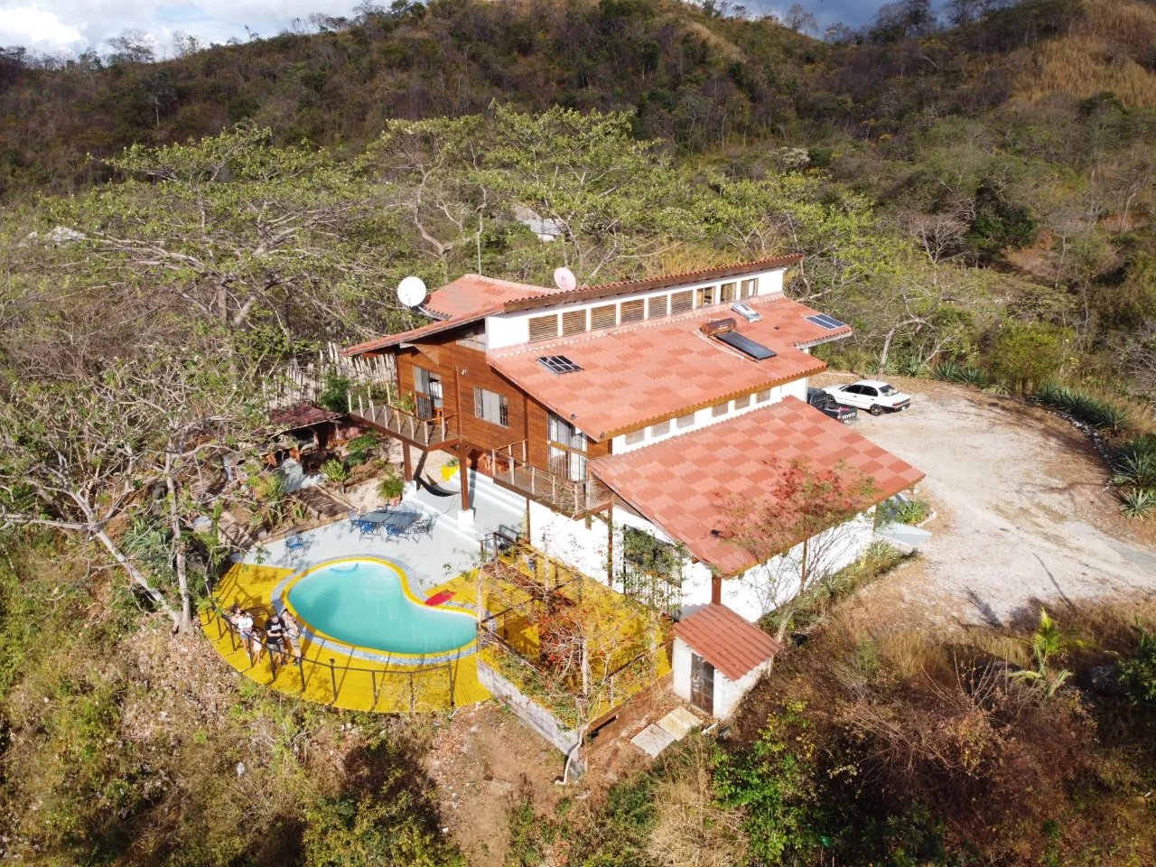 Propriété majestueuse sur un terrain de 10 000 m2 avec vue sur l'océan, parfaite pour Airbnb