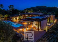 Exceptional Contemporary Property in the Heart of a Private Estate — photo 1 of 7