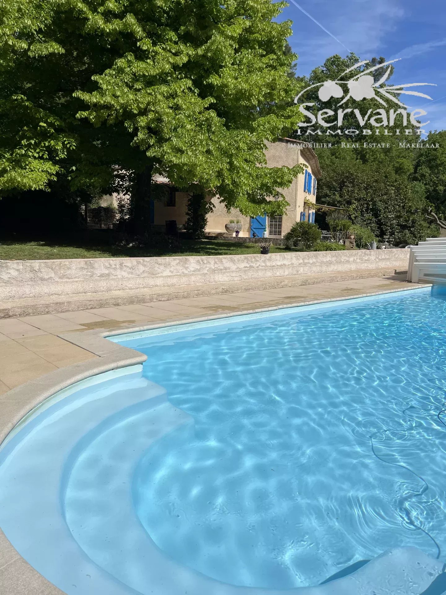 SALERNES Property with strong rental potential: 3 houses and a separate apartment