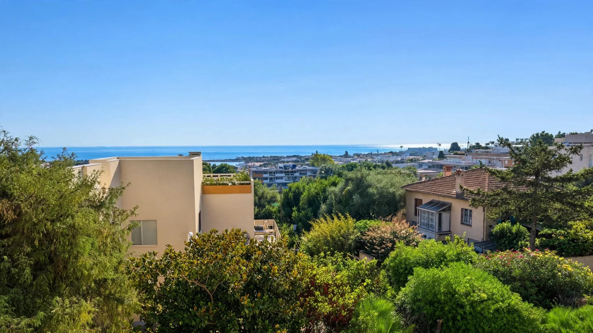 ANTIBES – APPARTEMENT 4 PIÈCES AVEC VUE MER, TERRASSE, GARAGE ET CAVE