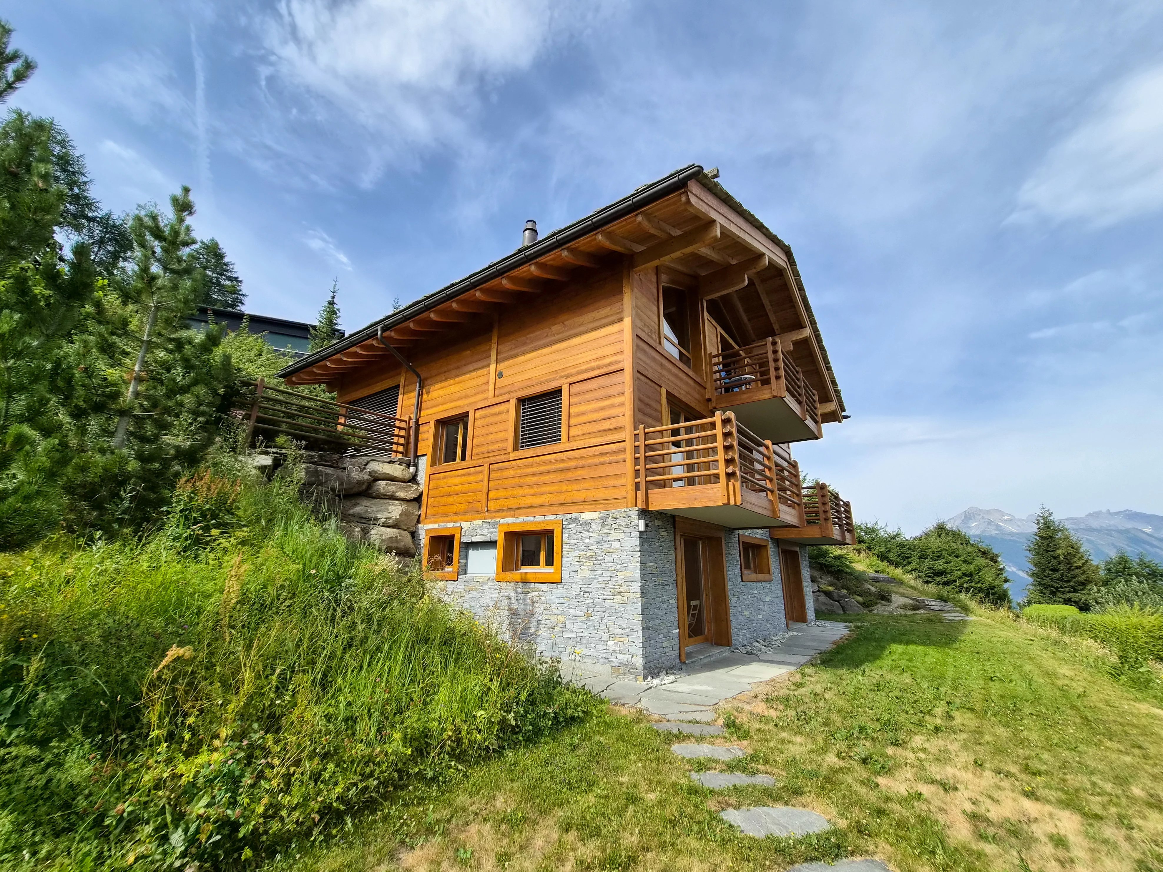 Chalet d'exception au bord du bisse et proche des pistes de skis, à Nendaz !