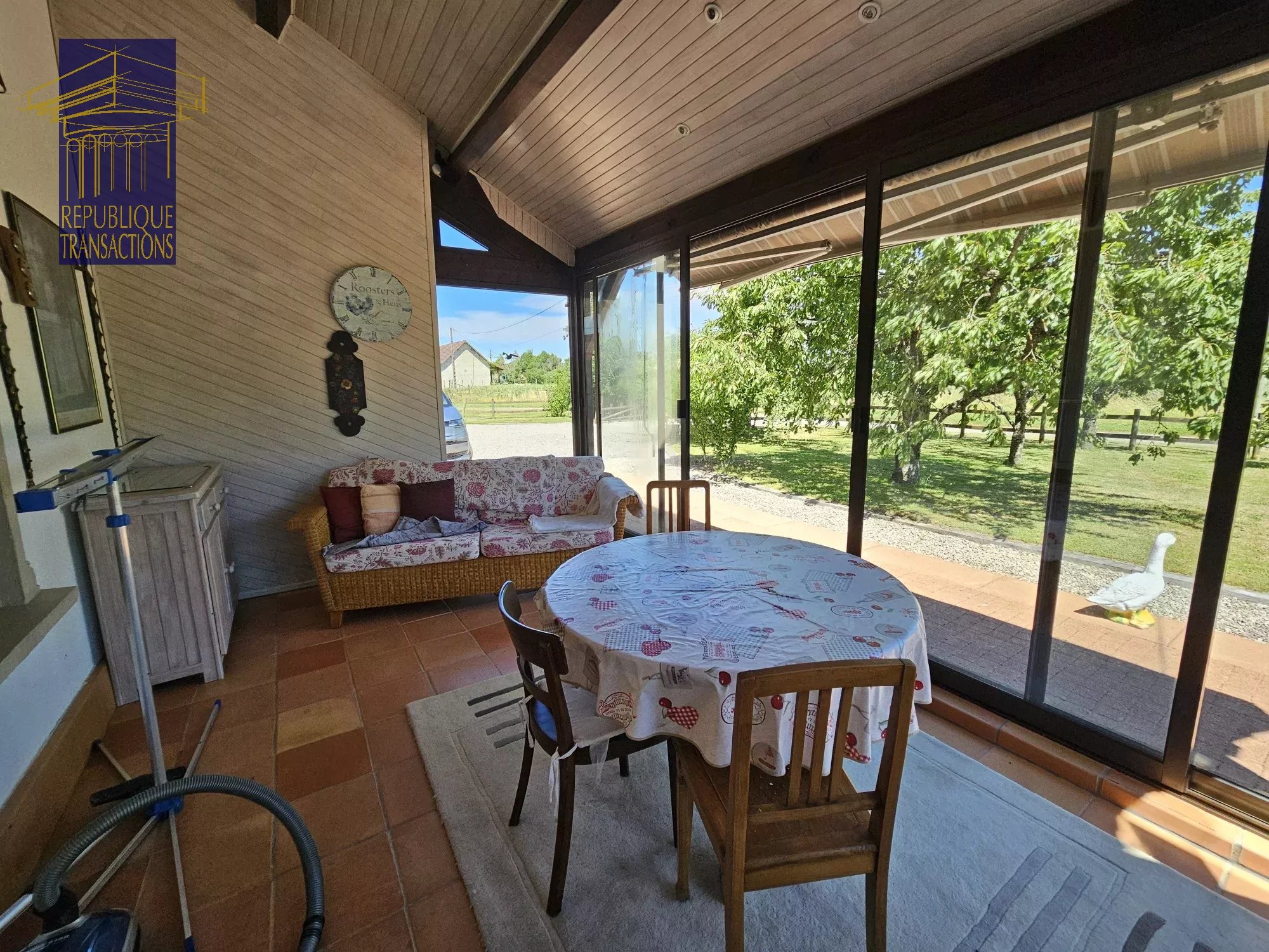 Jolie maison bressanne rénovée avec dépendances et terrain d'environ 5 840 m² clos, arboré et paysagé — photo 11