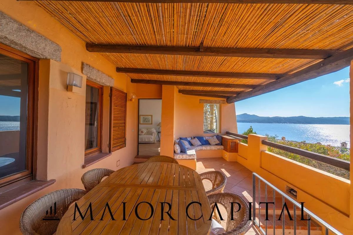 Elegante apartamento con vistas al mar en Porto Cervo