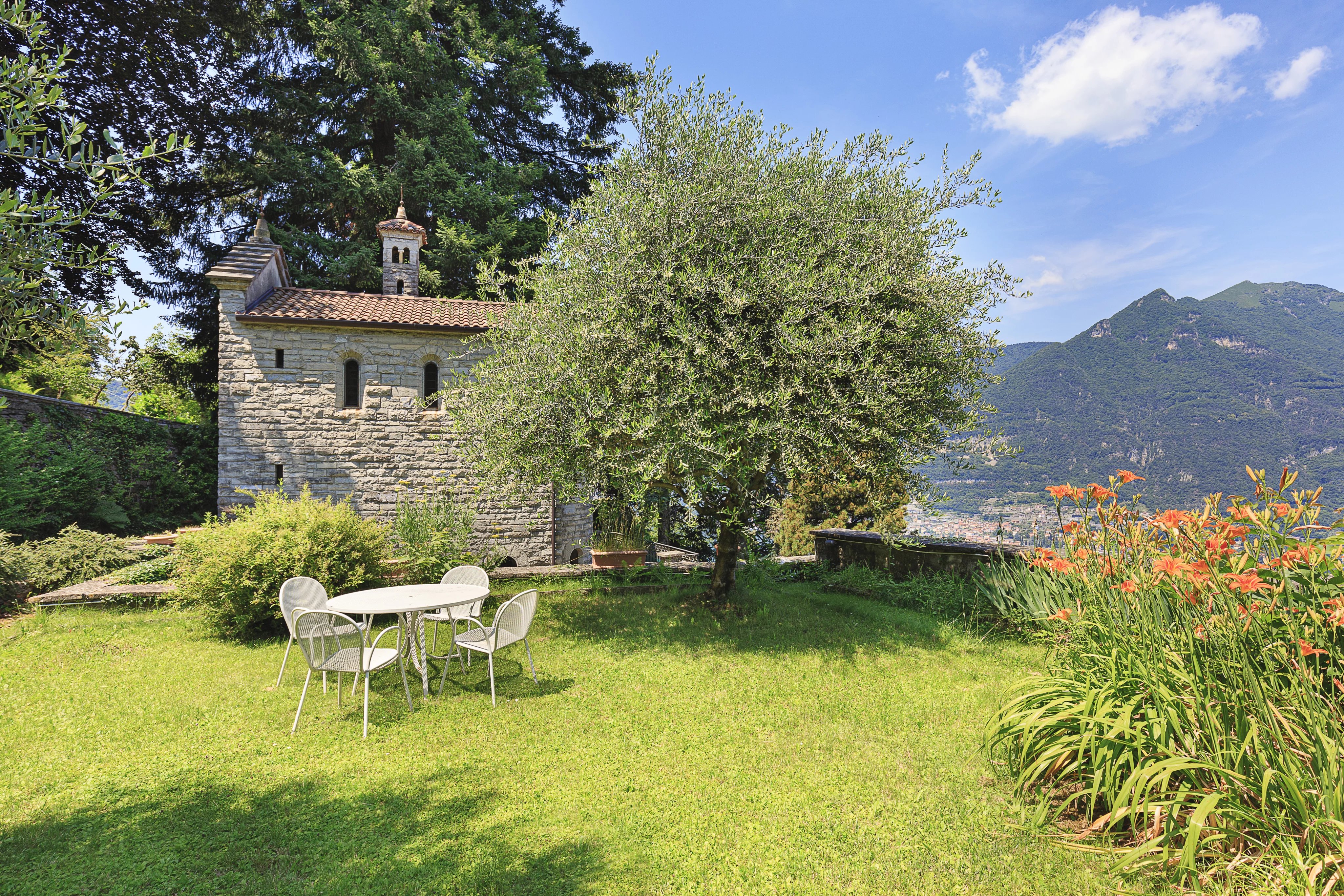 Villa D'Epoca with 7500 park - picture 7 title=