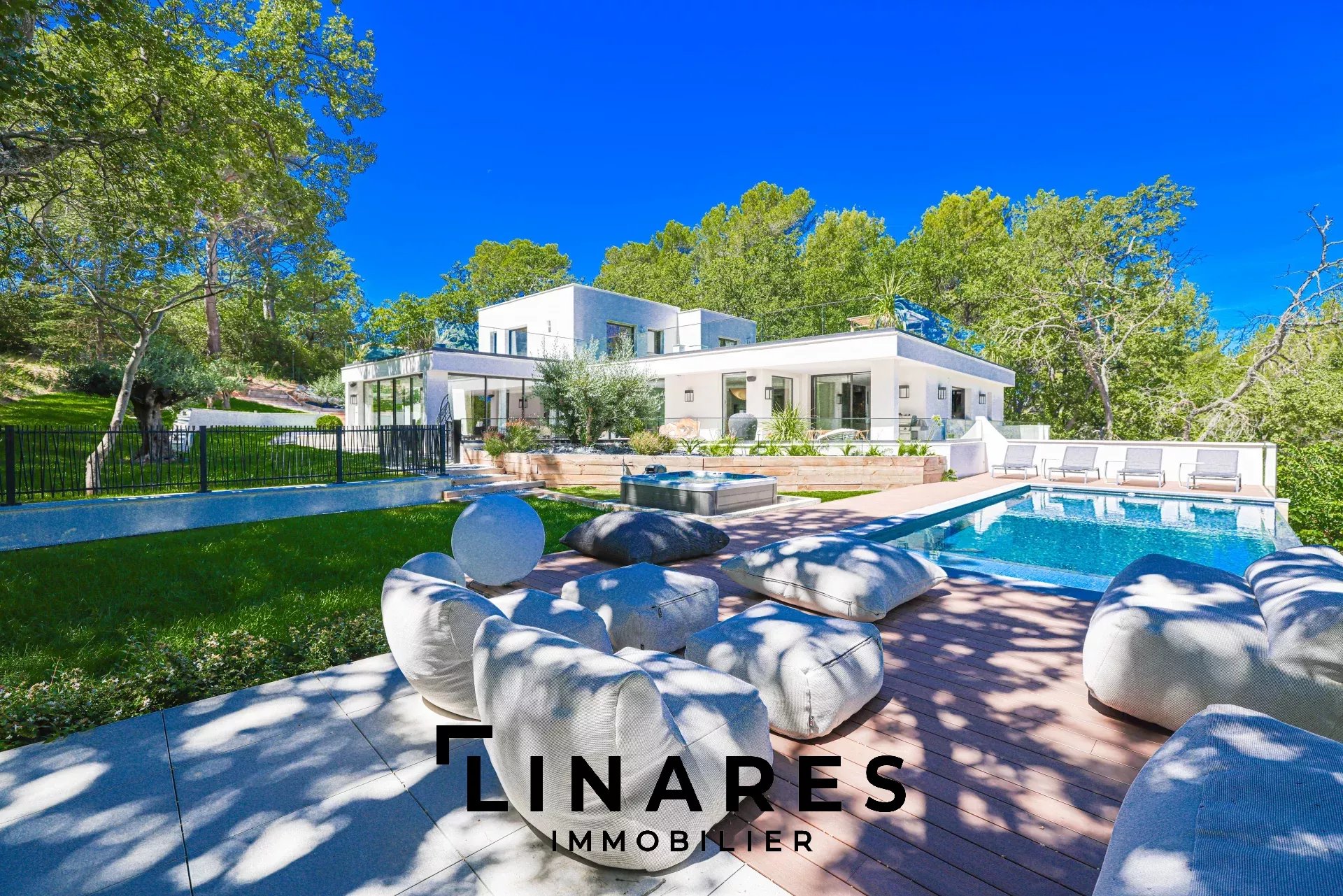 LA SENSATIONNELLE - Villa T7 de 520m2 - Terrain de 6700m2 + Piscine + Dépendance - Aix en Provence