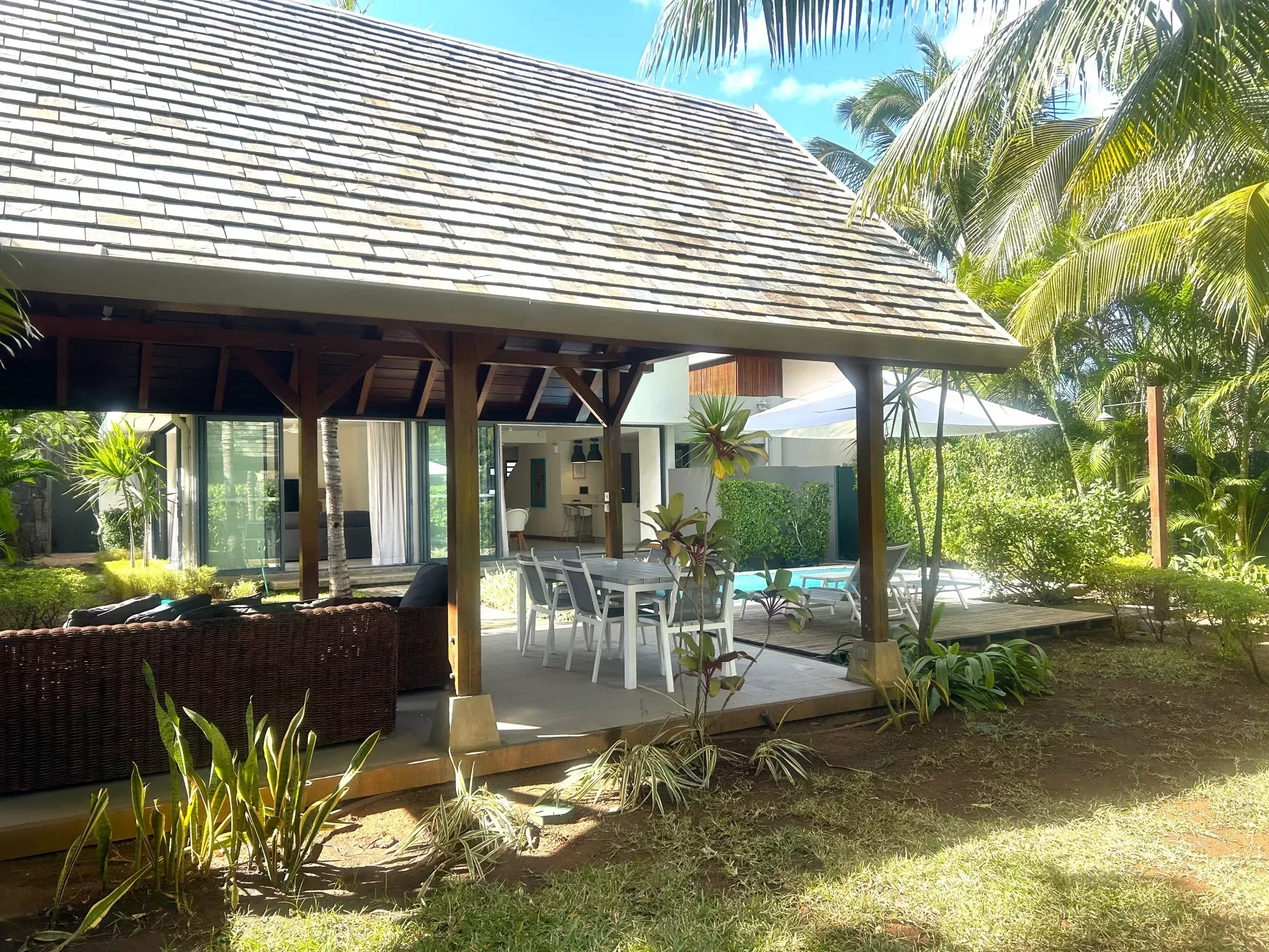 Premium villa for sale with tropical garden and contemporary architecture - photo 3