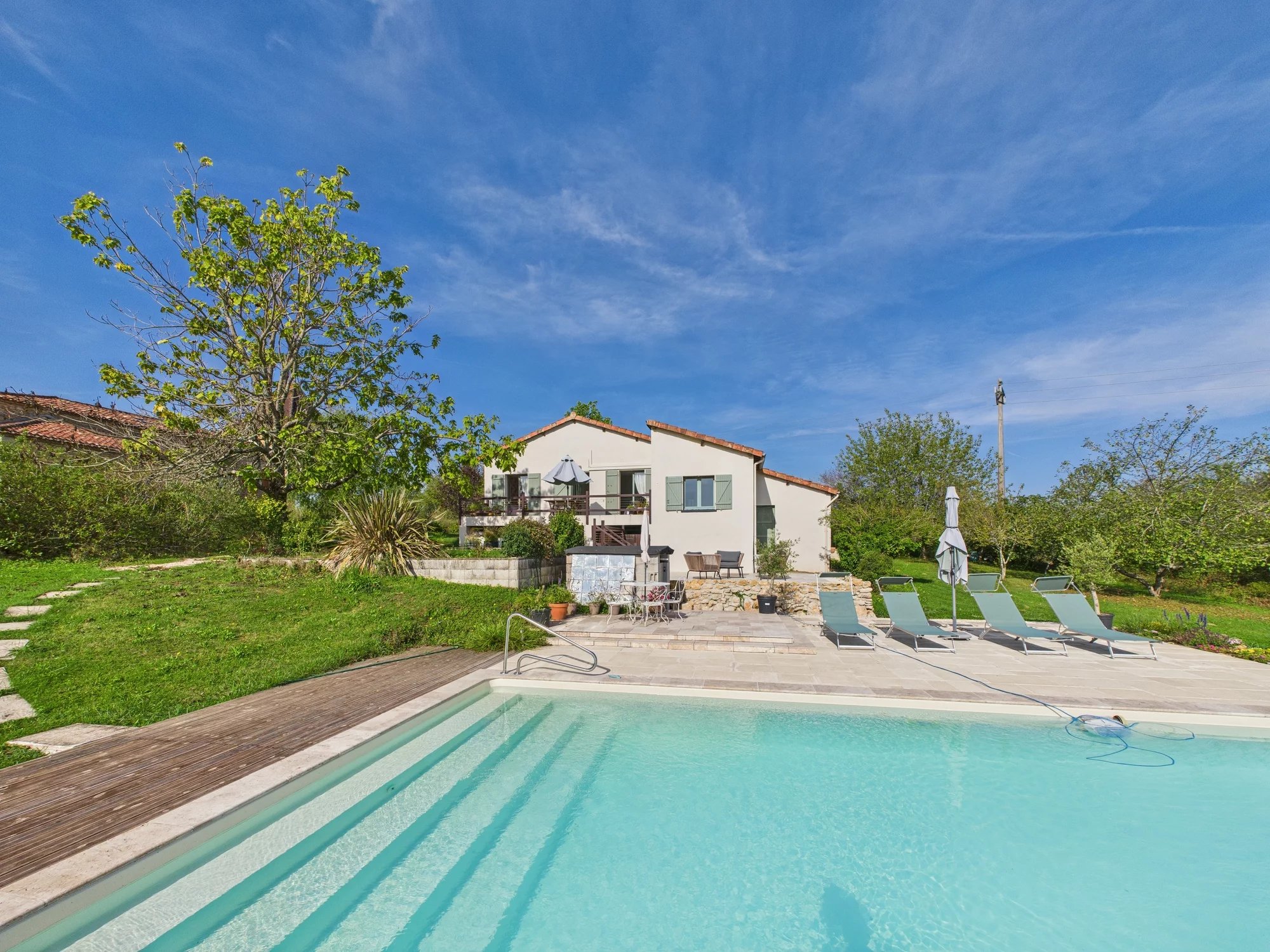 Maison impeccable, superbe piscine et terrasses avec vue dégagée
