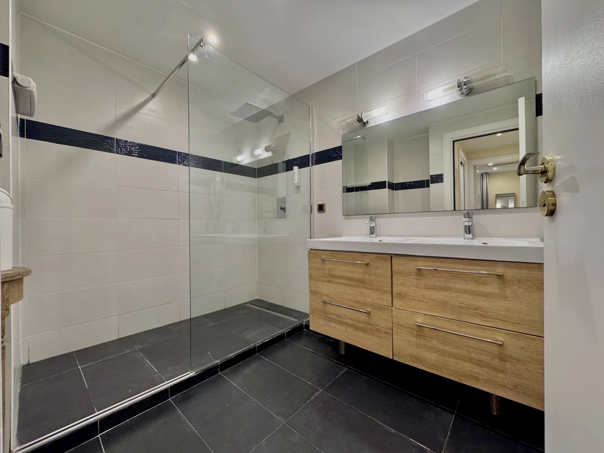 NICE - QUAI DES ÉTATS UNIS - Appartement deux pièces vue mer — photo 6