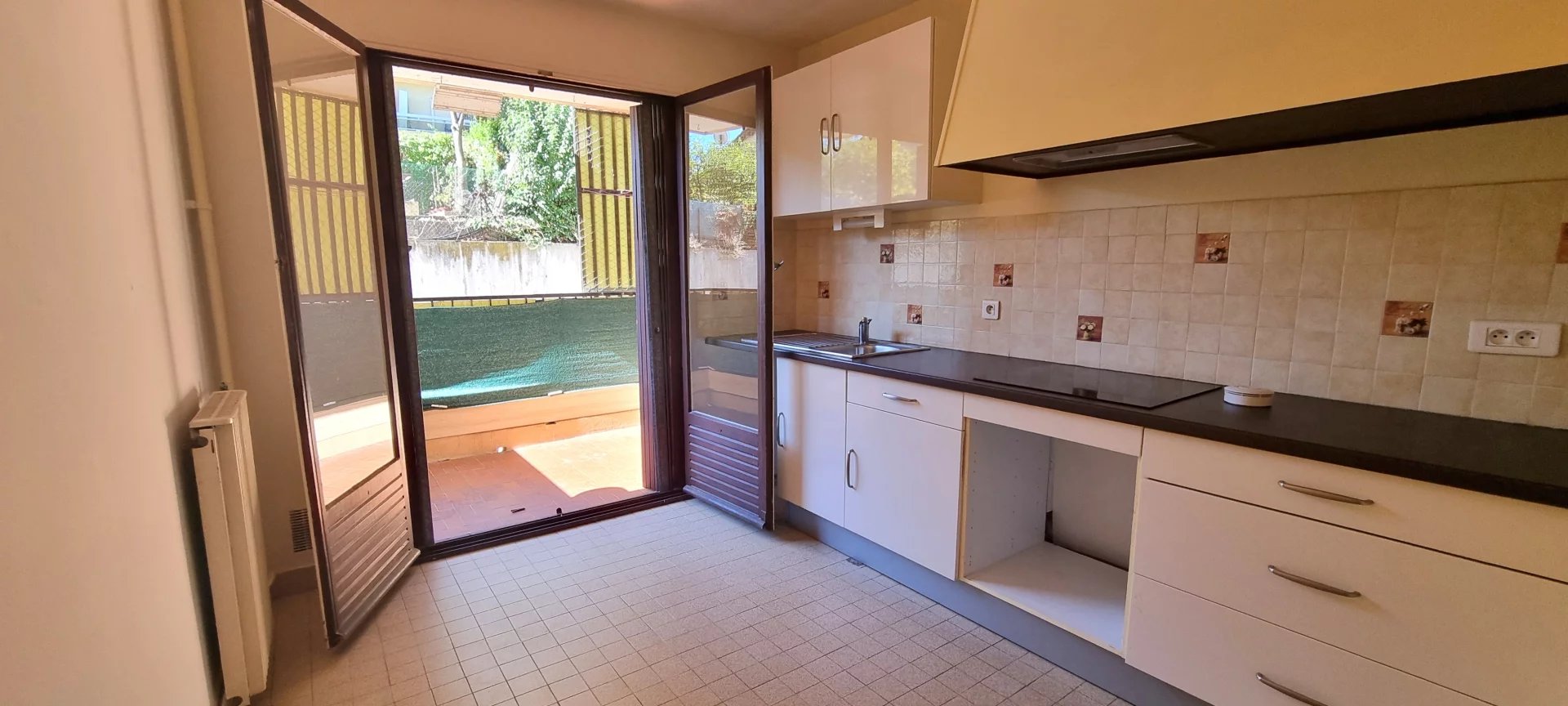 APPARTEMENT 3 PIECES TRAVERSANT  AVEC BALCON