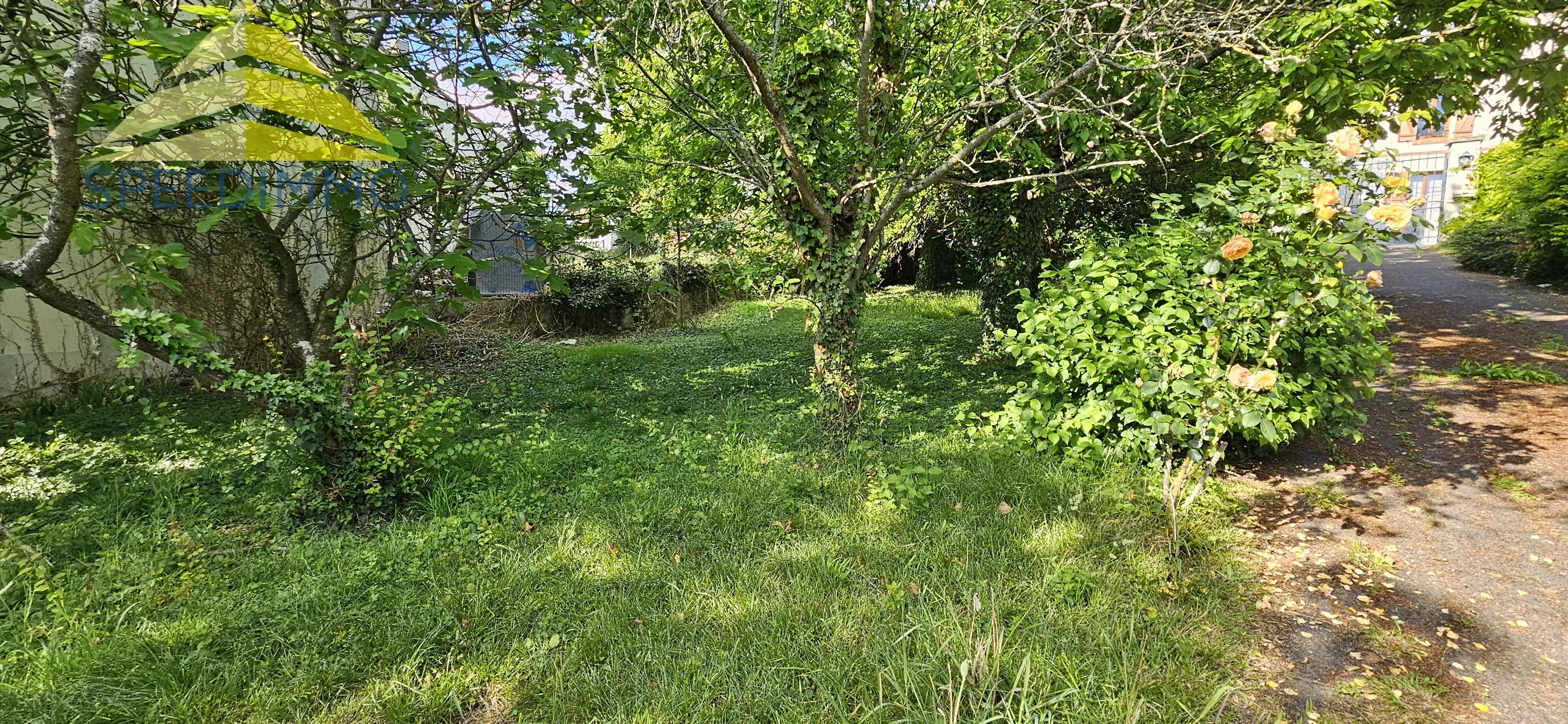 Terrain constructible de 657 m² à Mandres-les-Roses