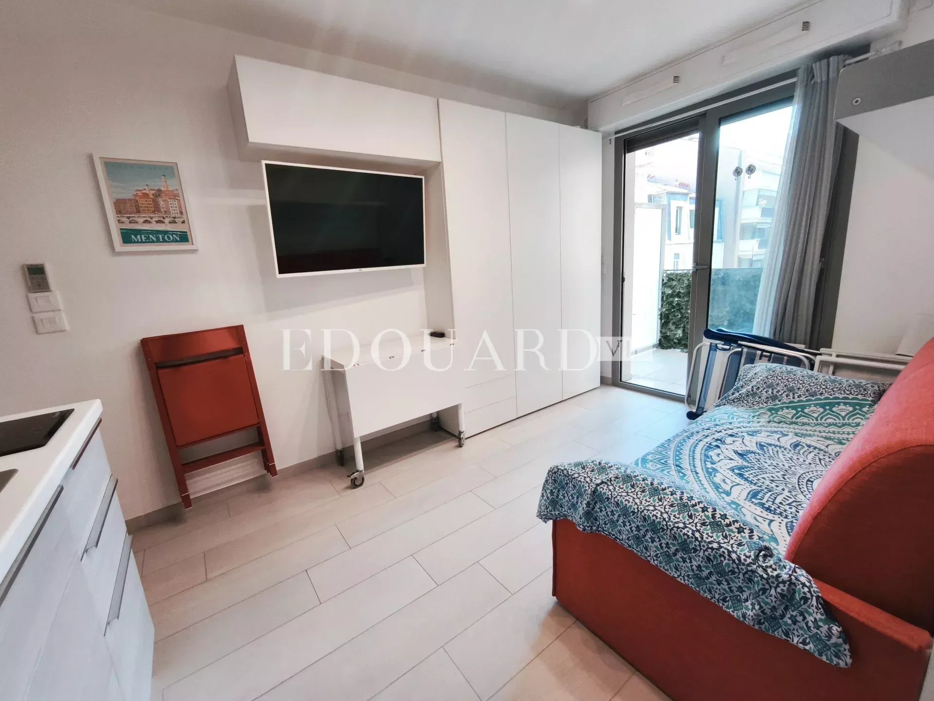 Studio avec terrasse et cave, au cinquième étage d'un immeuble récent dans le carré d'or de Menton - Photo 4