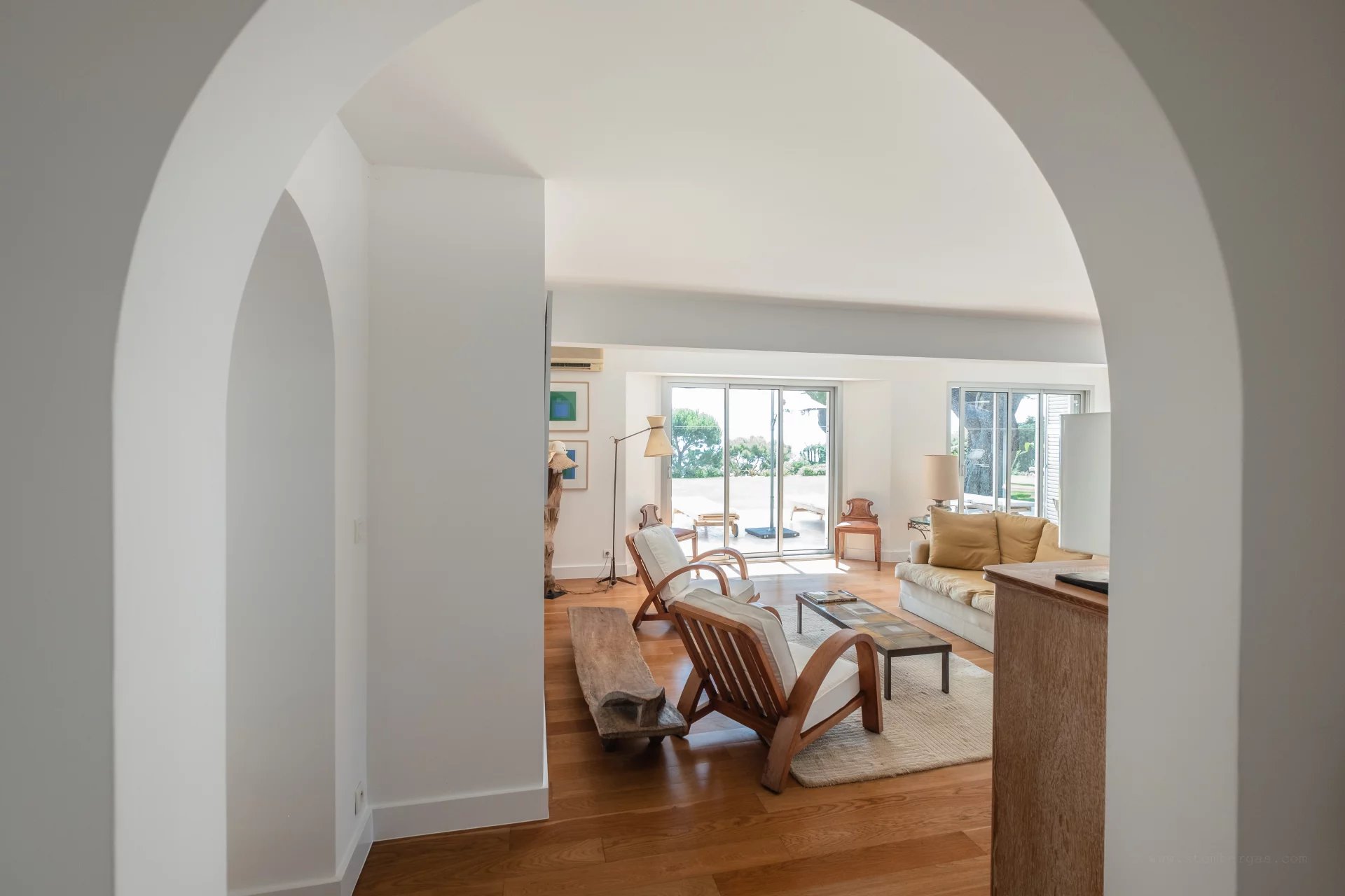 Provencal villa with flat gardens, pool and sea views