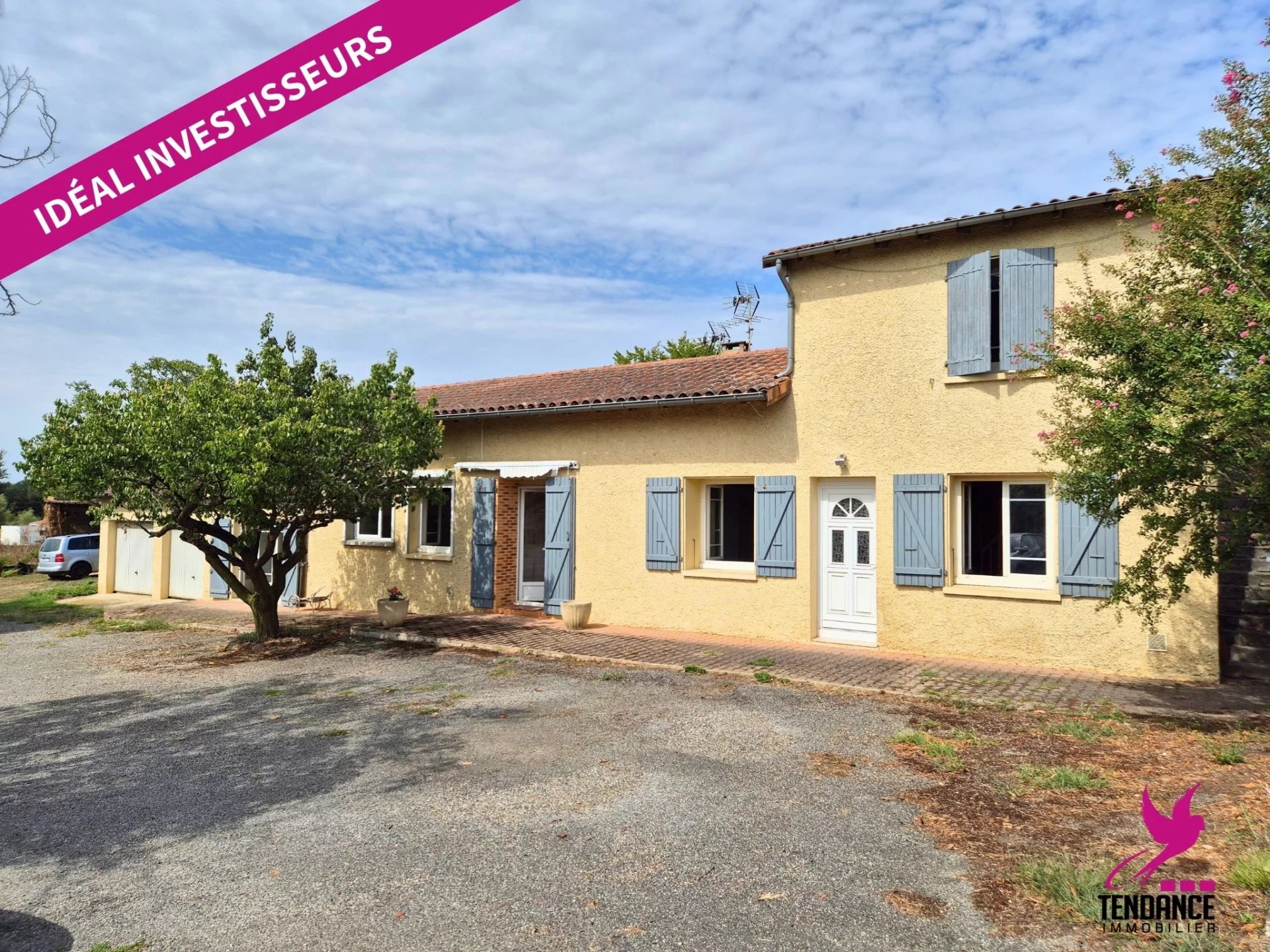 Maisons mitoyennes sur terrain de 2107 m² avec double garage et dépendances.