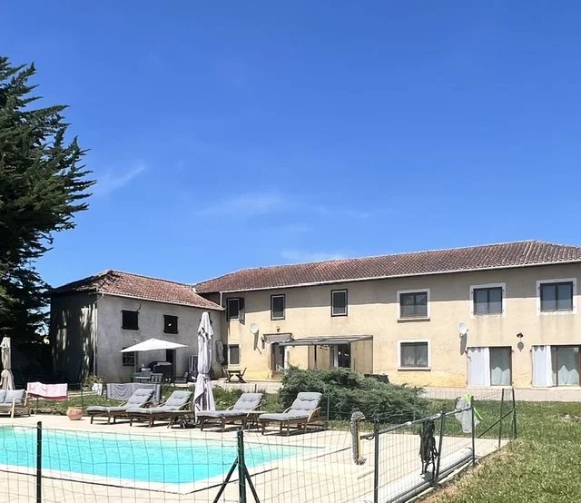 Maison Gasconne rénovée de 268 m² sur terrain de 6000 m² avec piscine et magnifique vue panoramique sur la campagne et les Pyrénées.