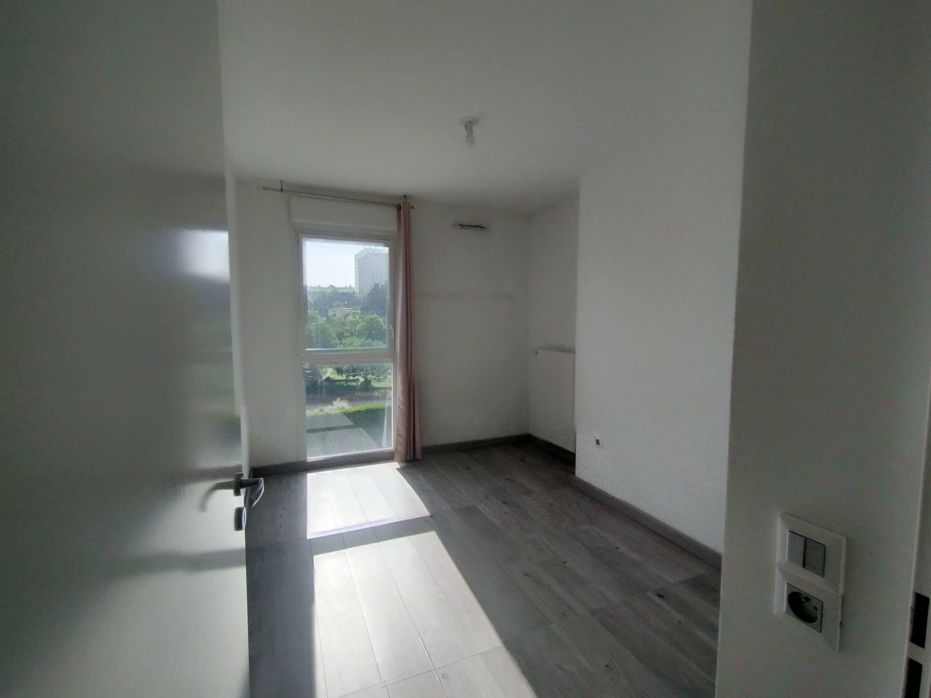85858898 Location Vénissieux