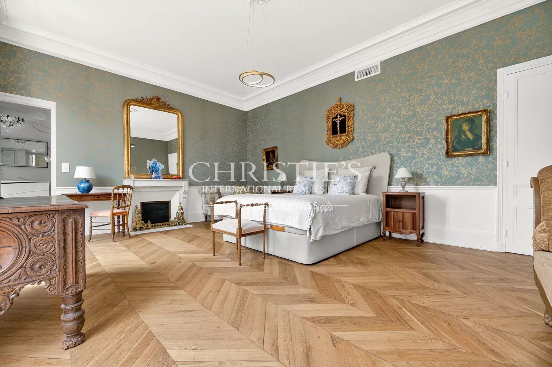 9 Bedroom Chateau's Image 6