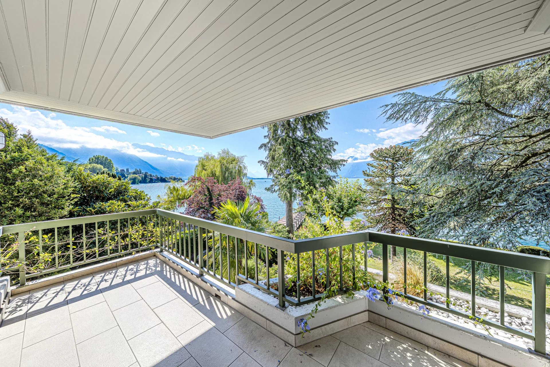 Exceptional 6.5-room lakeside duplex with boat rail