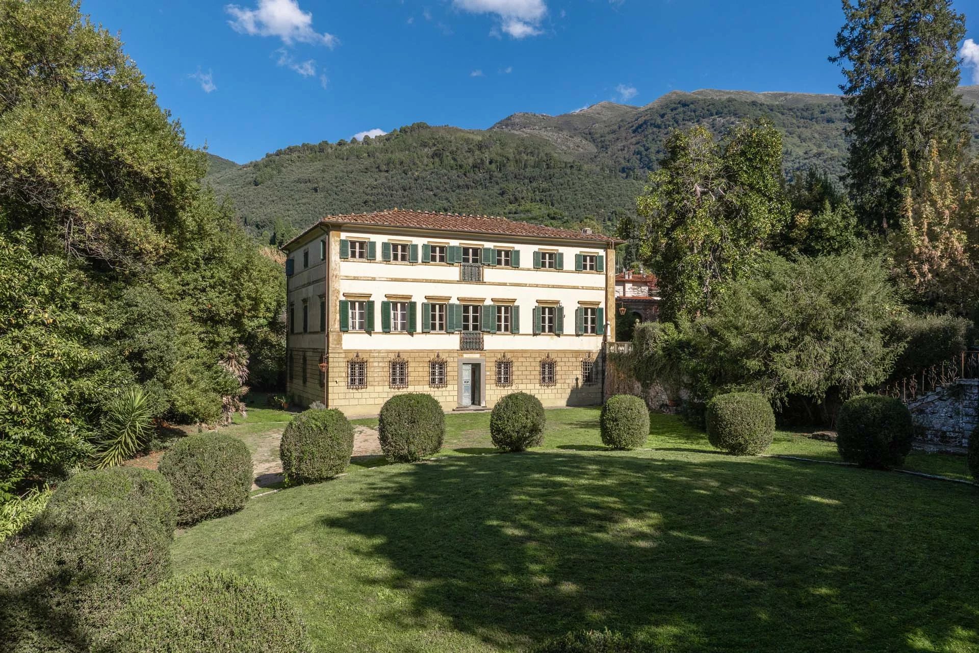PERIOD VILLA WITH PARK FOR SALE IN CAMAIORE, VERSILIA