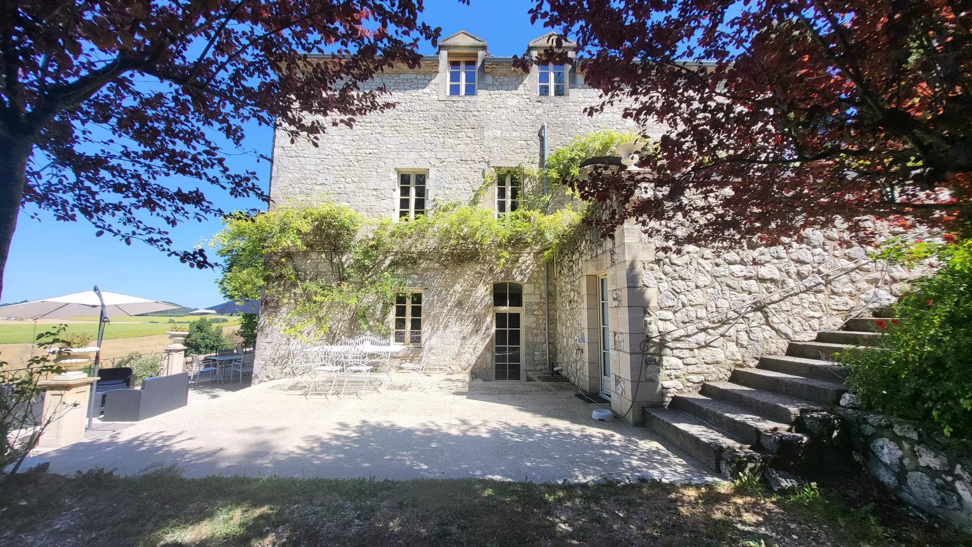 Manoir du XIII ème siècle, 330 m², 6 suites, 1 gîte et des vues époustouflantes