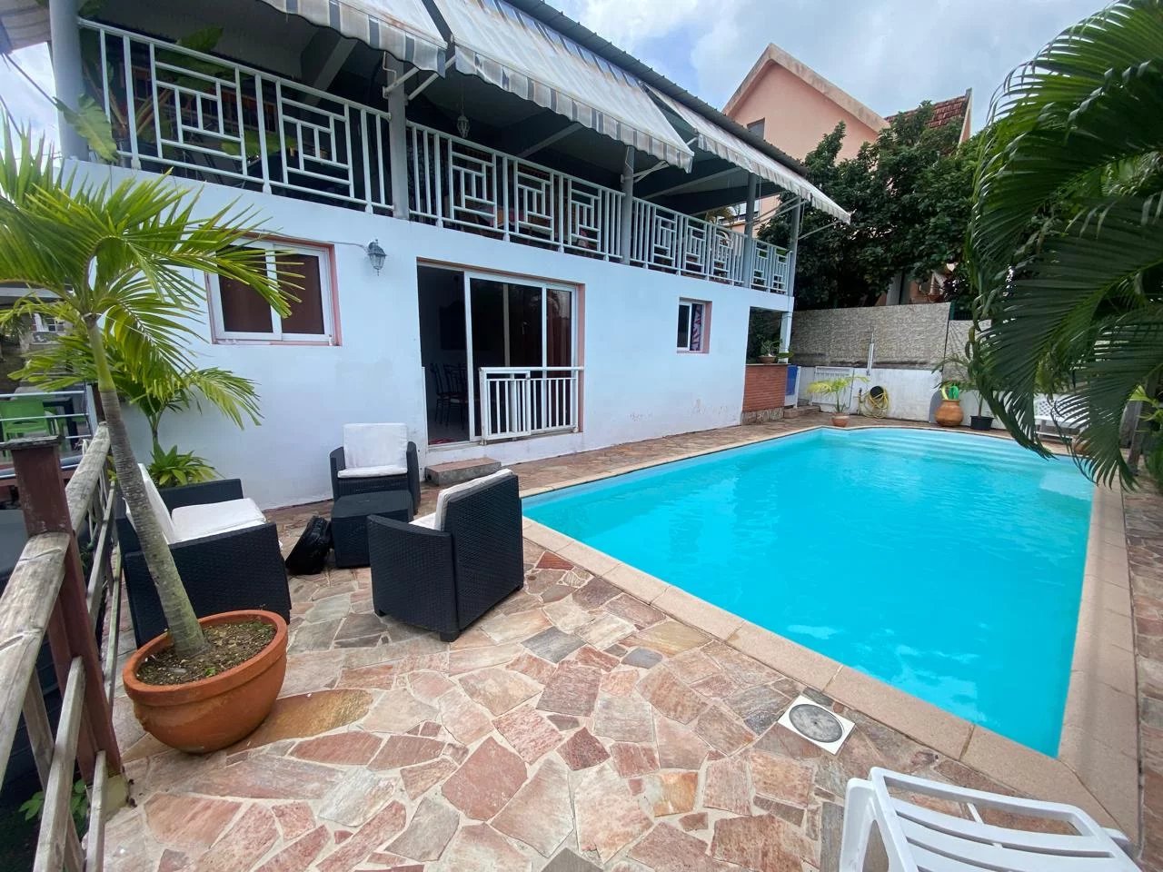 BAS DE VILLA F3 PISCINE MEUBLÉ - SCHOELCHER