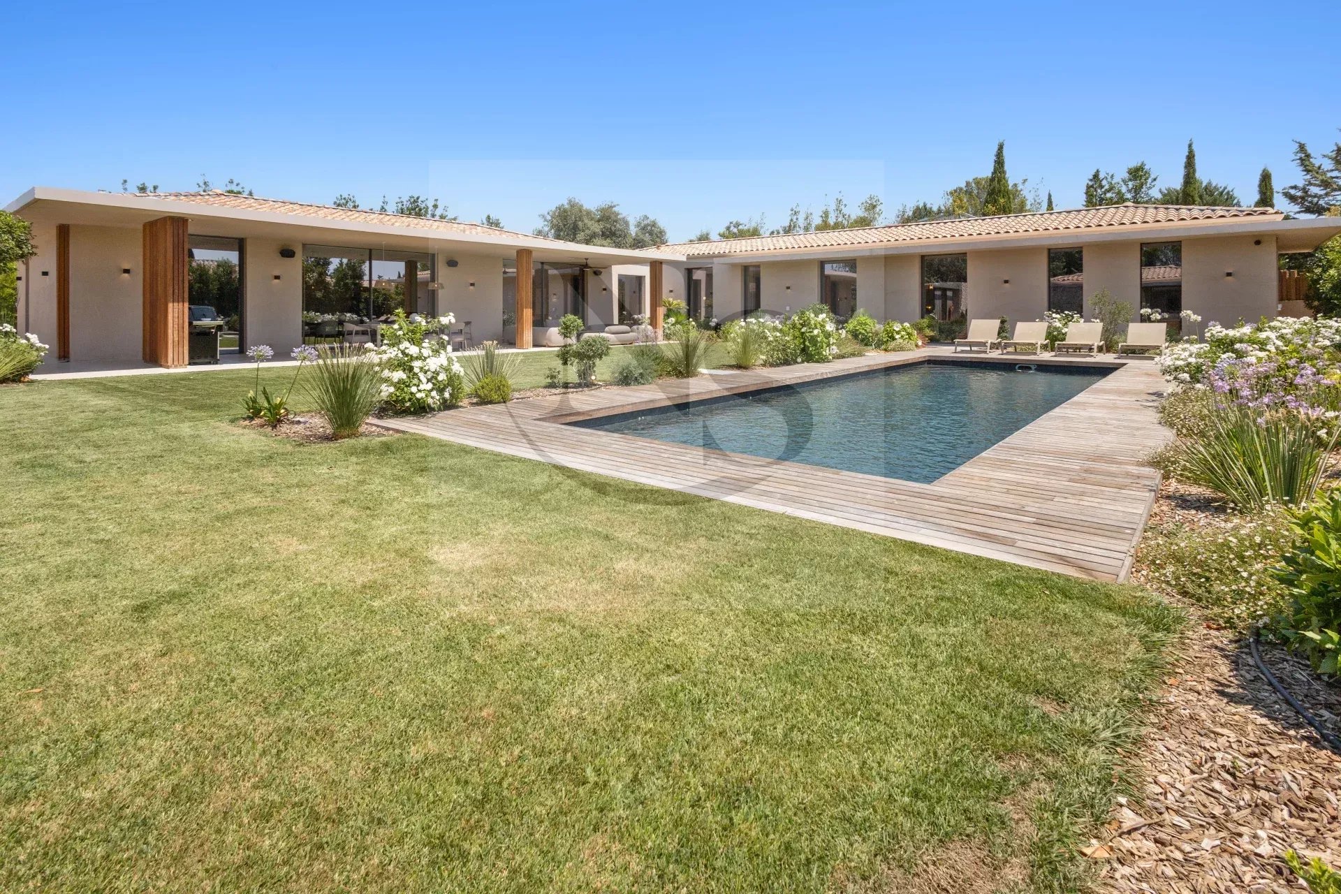 PRESTIGIOUS VILLA NEAR DOWNTOWN