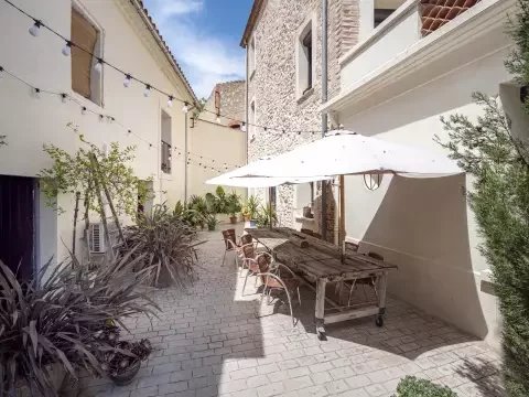 HERENHUIS MET ZWEMBAD EN BIJGEBOUW, THUIR