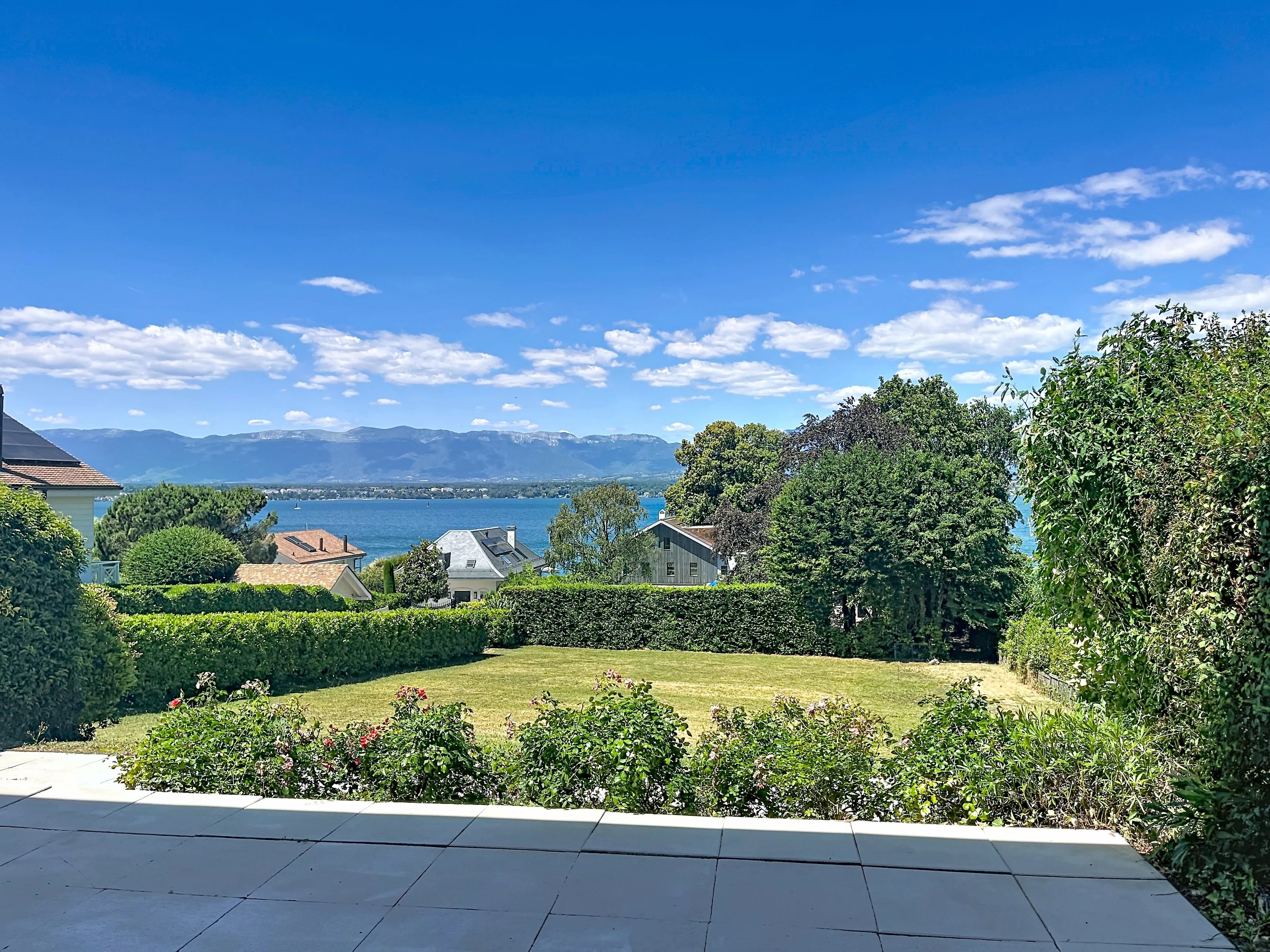 Detached villa with private beach – Route d’Hermance