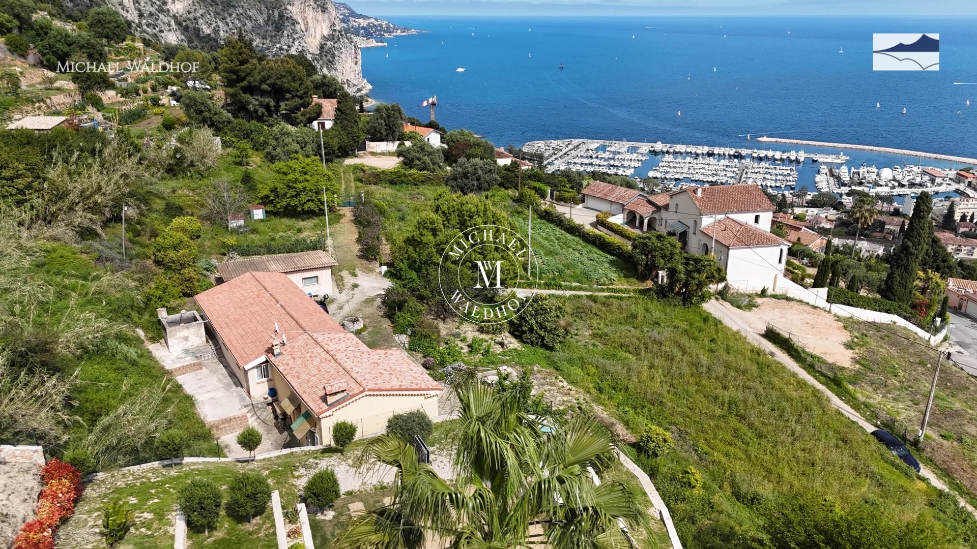 Villefranche ferme encadrée de 6.000 m2 terrain