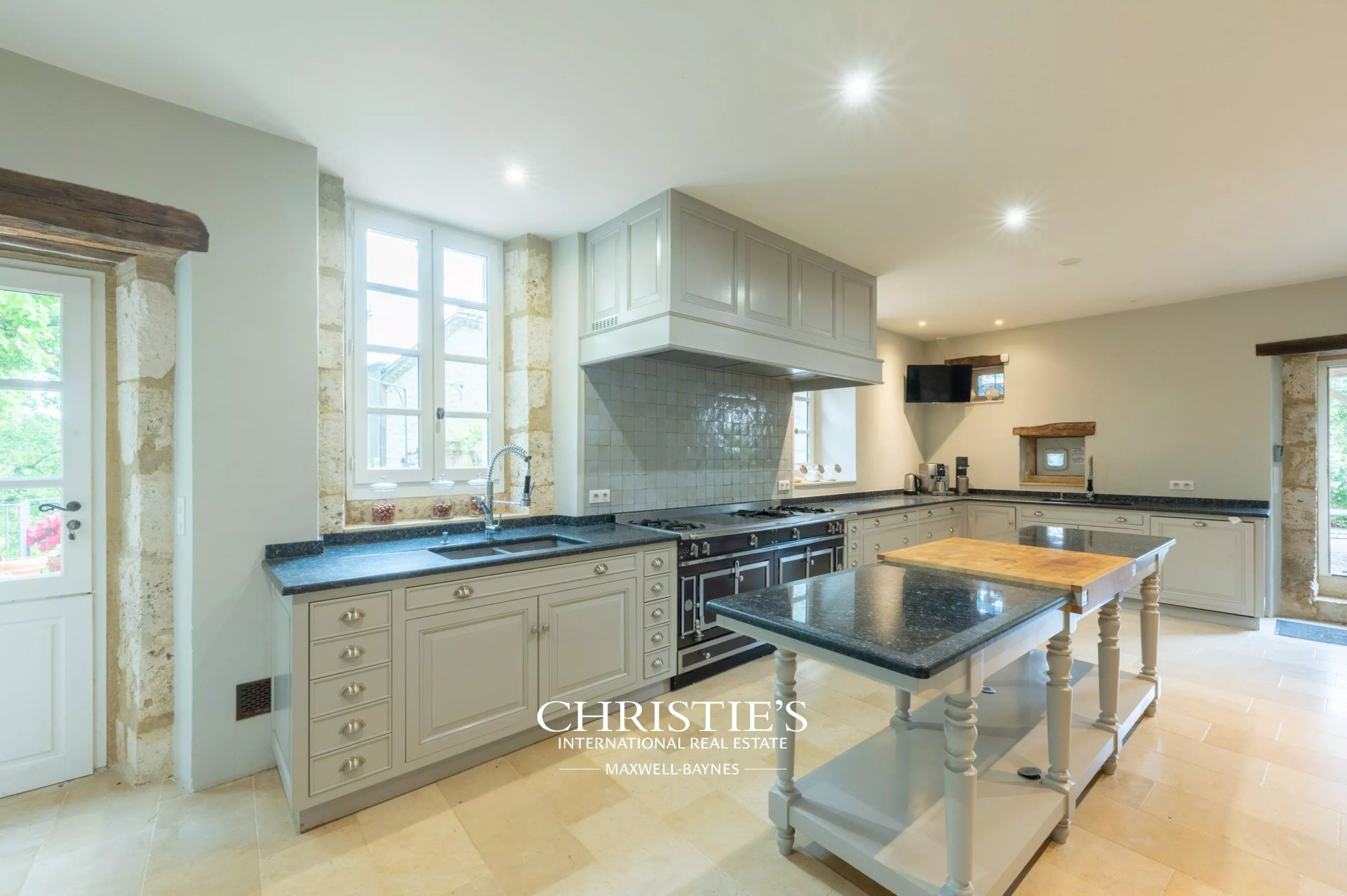 11 Bedroom Villa/Townhouse's Image 8