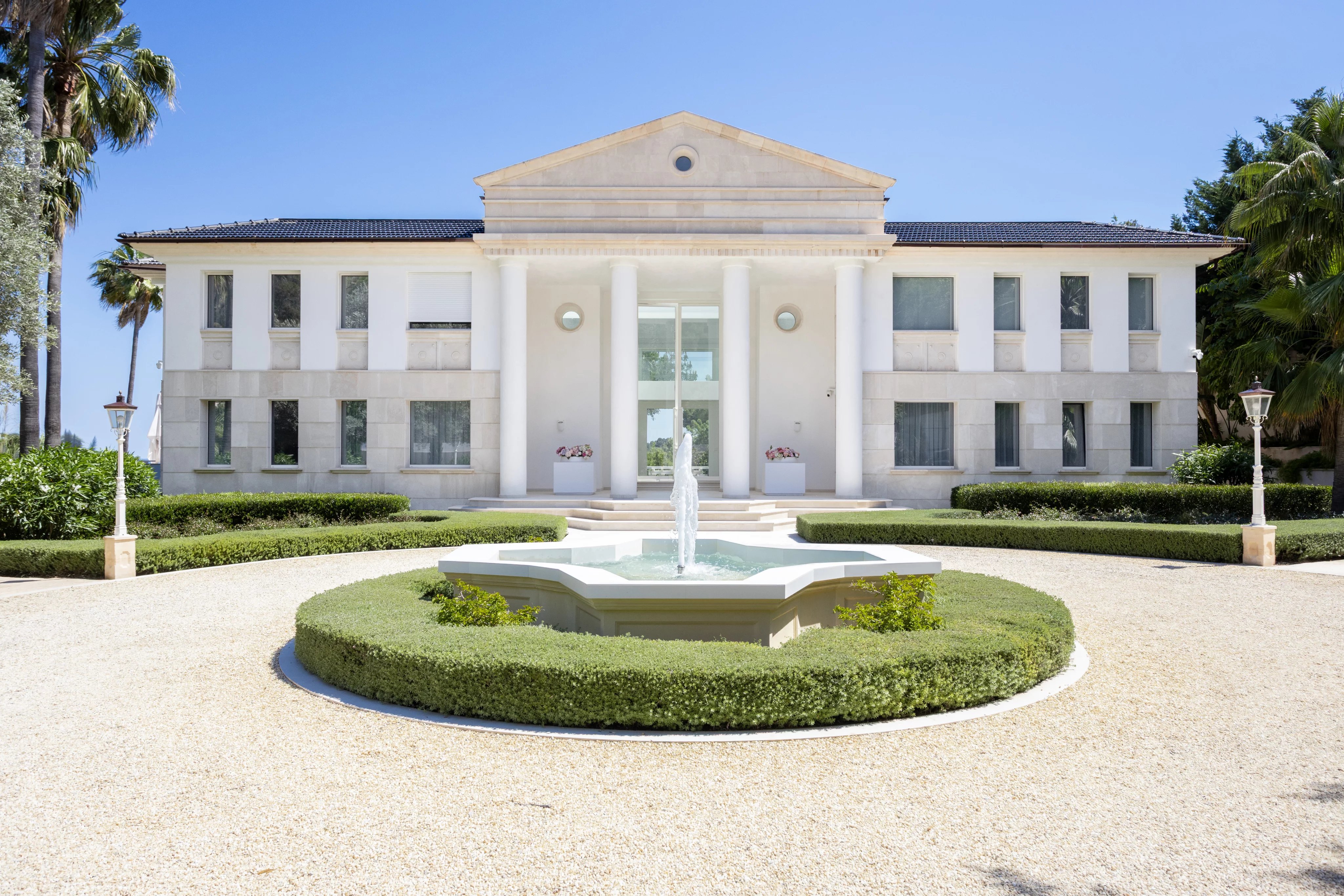 Manoir de style Hollywood avec plus de 6 000 m² de jardins plats