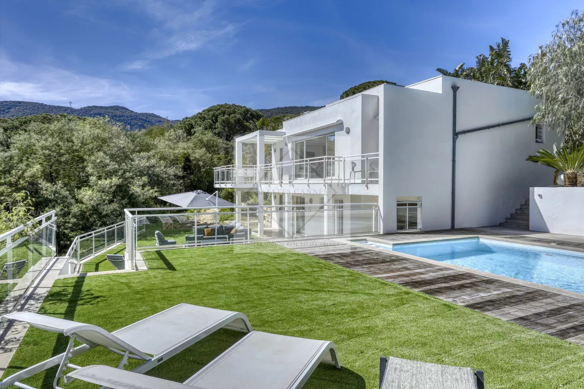 Superbe villa avec vue mer – Proche de Saint-Tropez