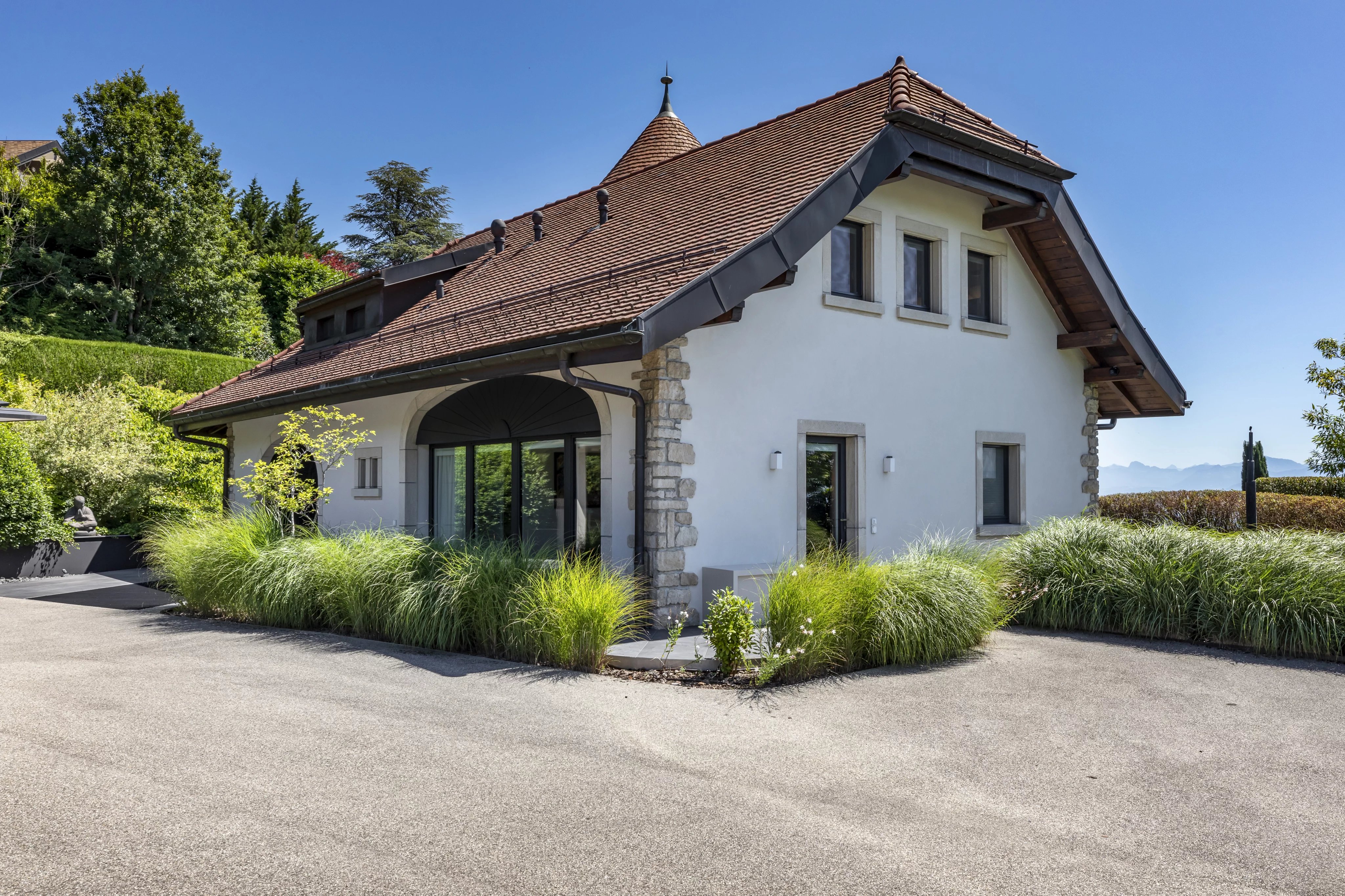 Magnificent prestige property with wellness area in Givrins