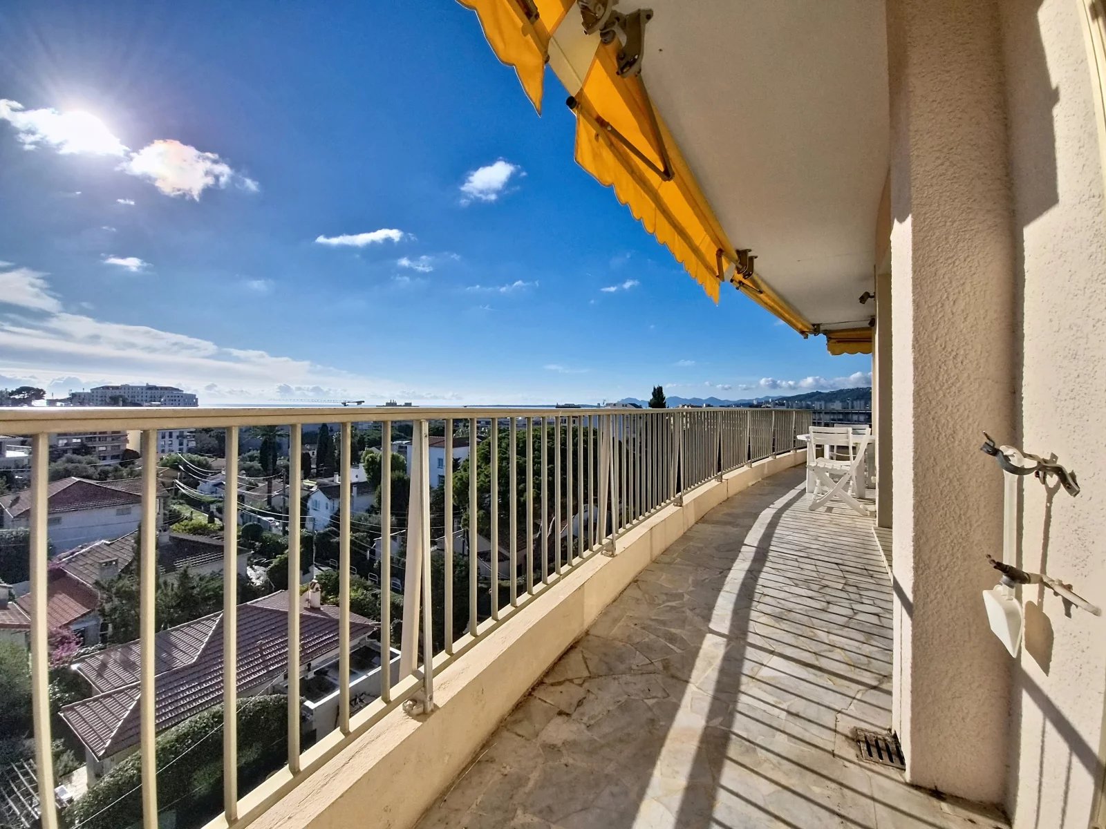 Rare à la vente – Dernier étage avec terrasse et vue mer au cœur de la Pinède - Photo 3