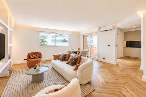Cannes Palm Beach – Renovated 4-room flat with terrace, garage and cellar — photo 2