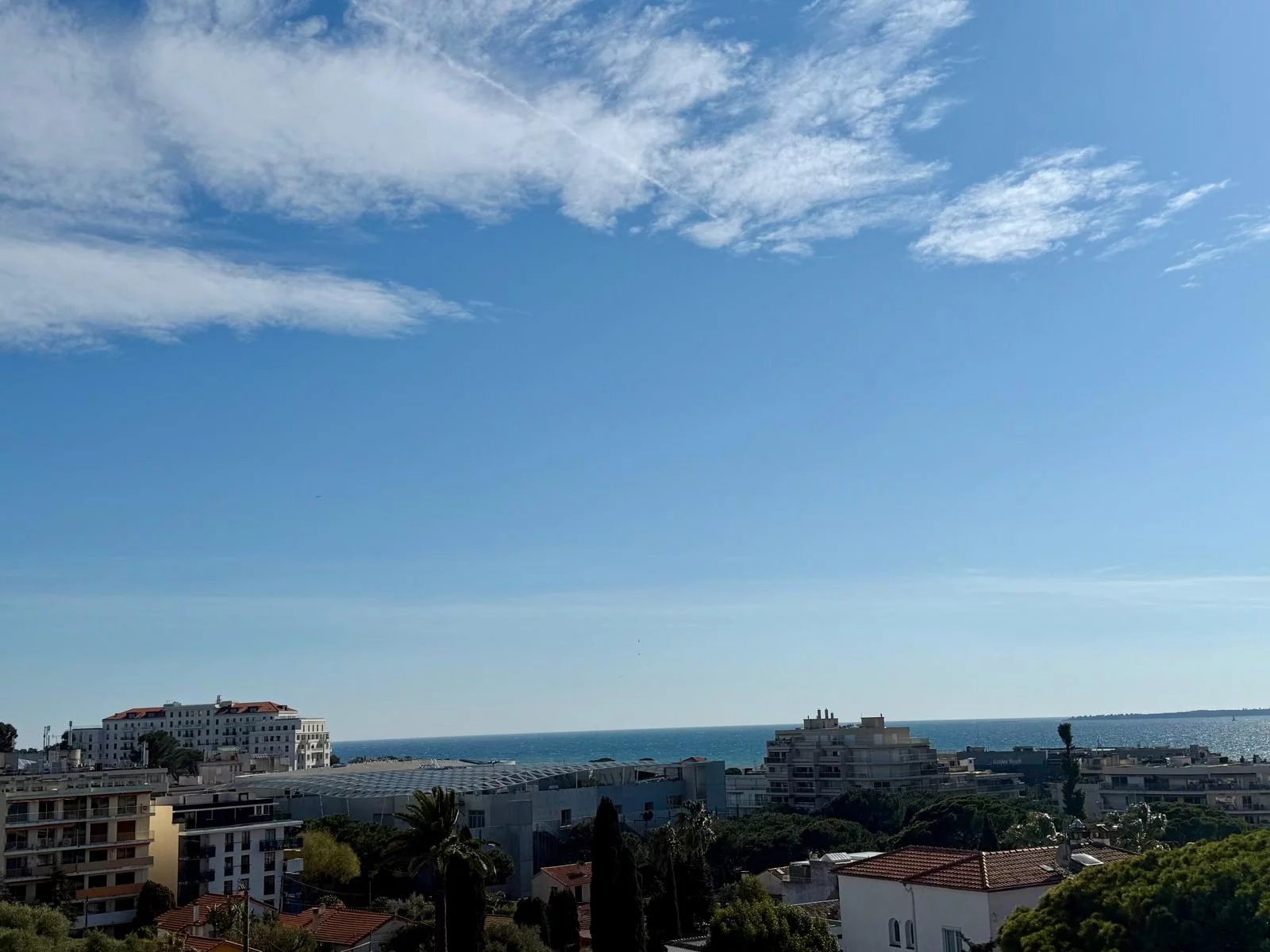 Rare à la vente – Dernier étage avec terrasse et vue mer au cœur de la Pinède - Photo 2