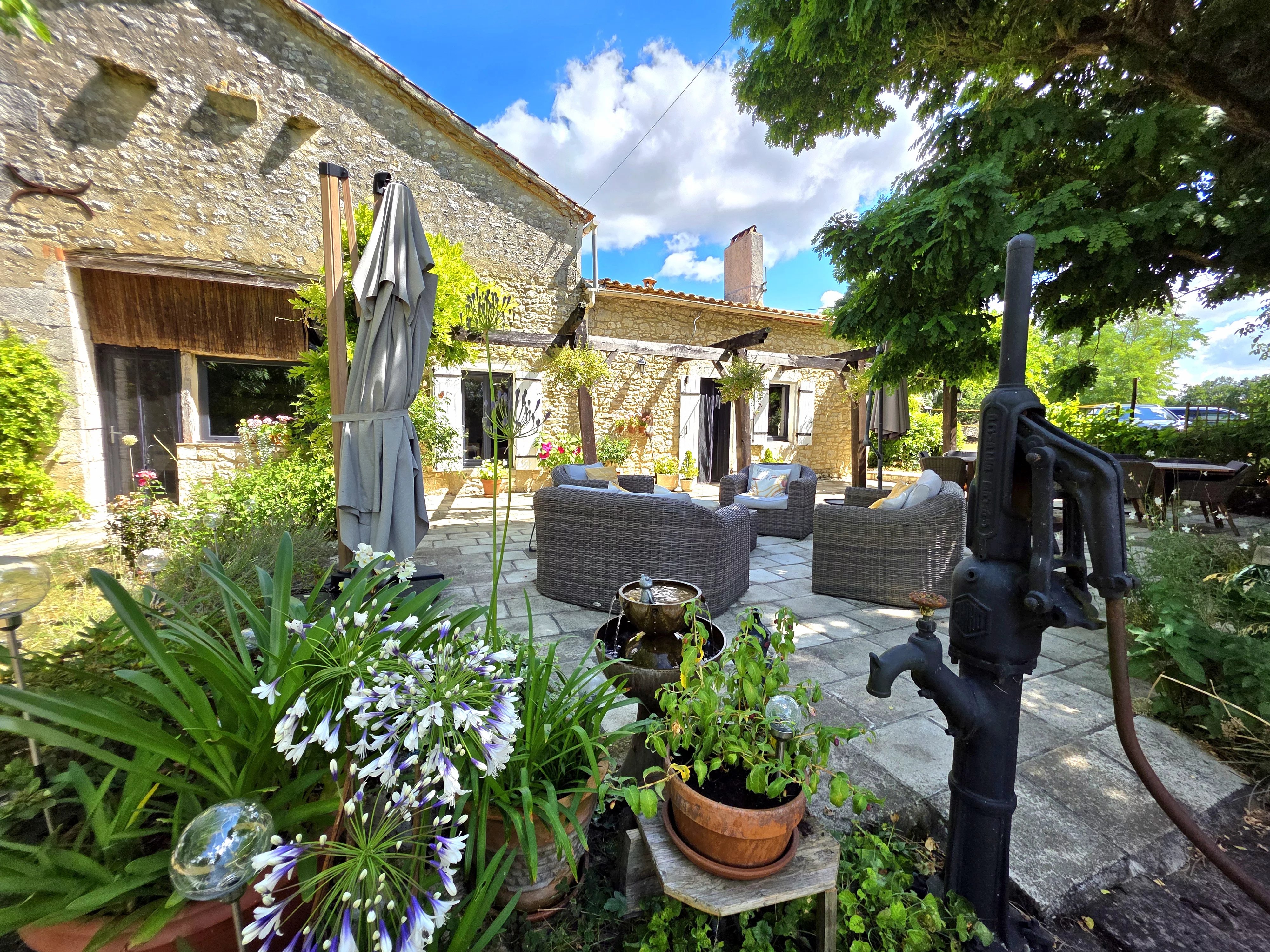 Charmante maison en pierre de 5 chambres avec piscine, cuisine d'été et grange attenante