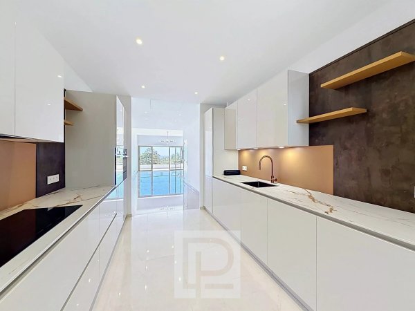 Isola Bella district – Prestigious residence with landscaped park. — photo 7