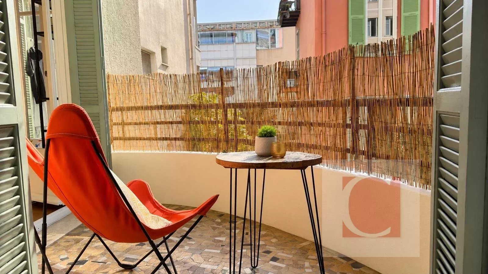 NICE CENTRE/MUSICIENS  : Grand 2P rénové avec balcons au calme
