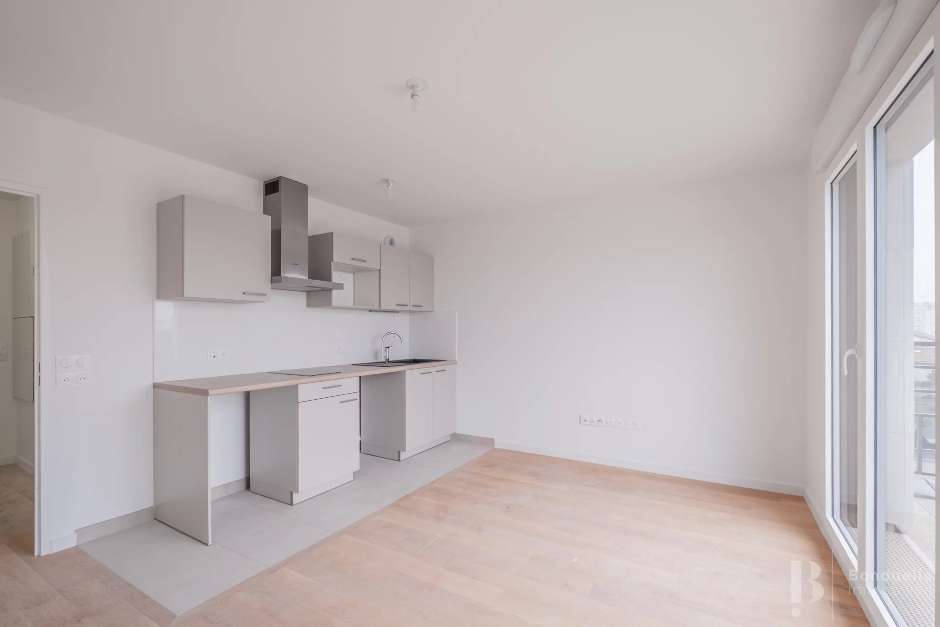 SAINT-MAUR - AV. LOUIS BLANC - A LOUER VIDE STUDIO 27M² AVEC BALCON AU 3E ETAGE - SUPERBE IMMEUBLE NEUF - PARKING