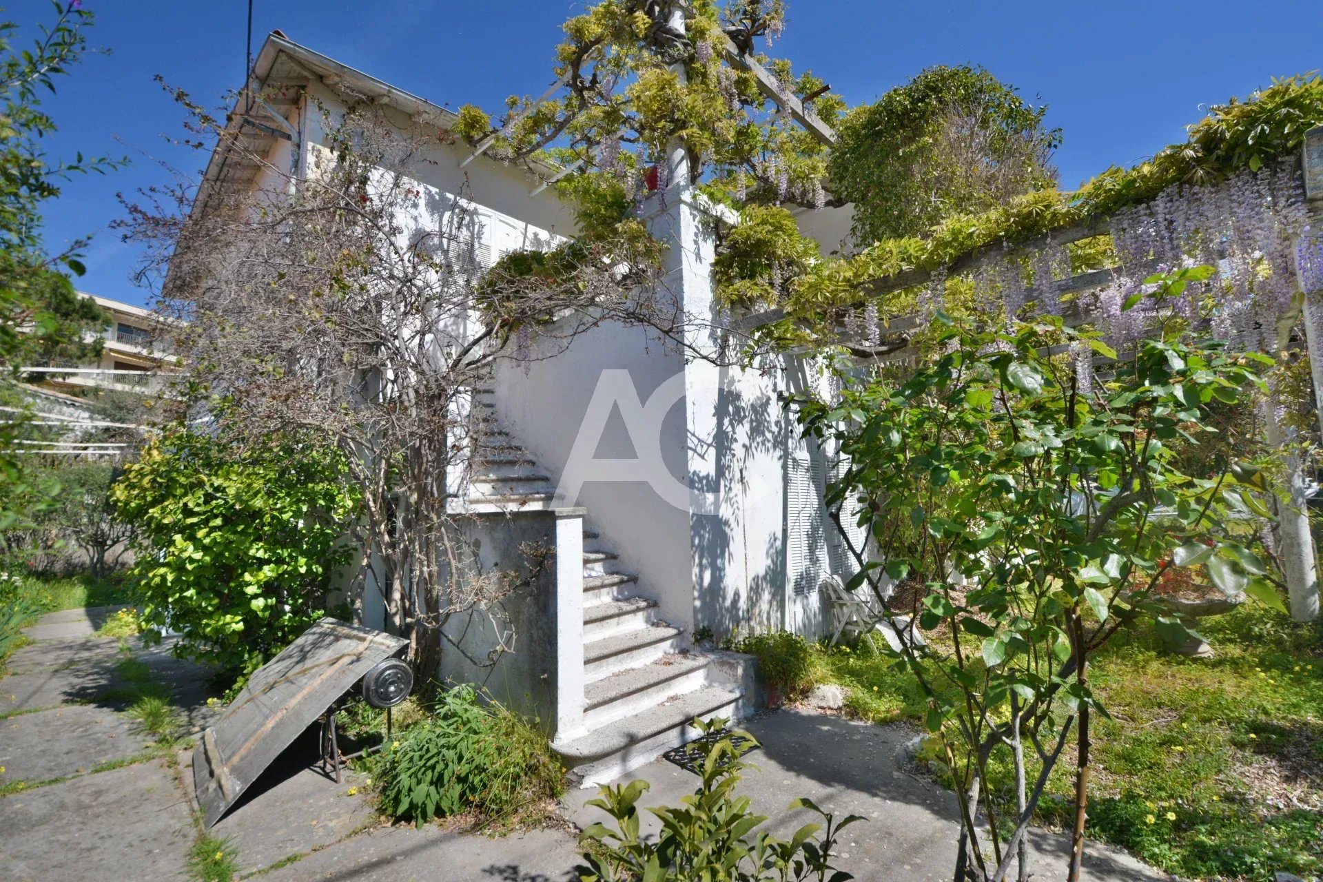 JUAN-LES-PINS - VILLA PINEDE A RENOVER