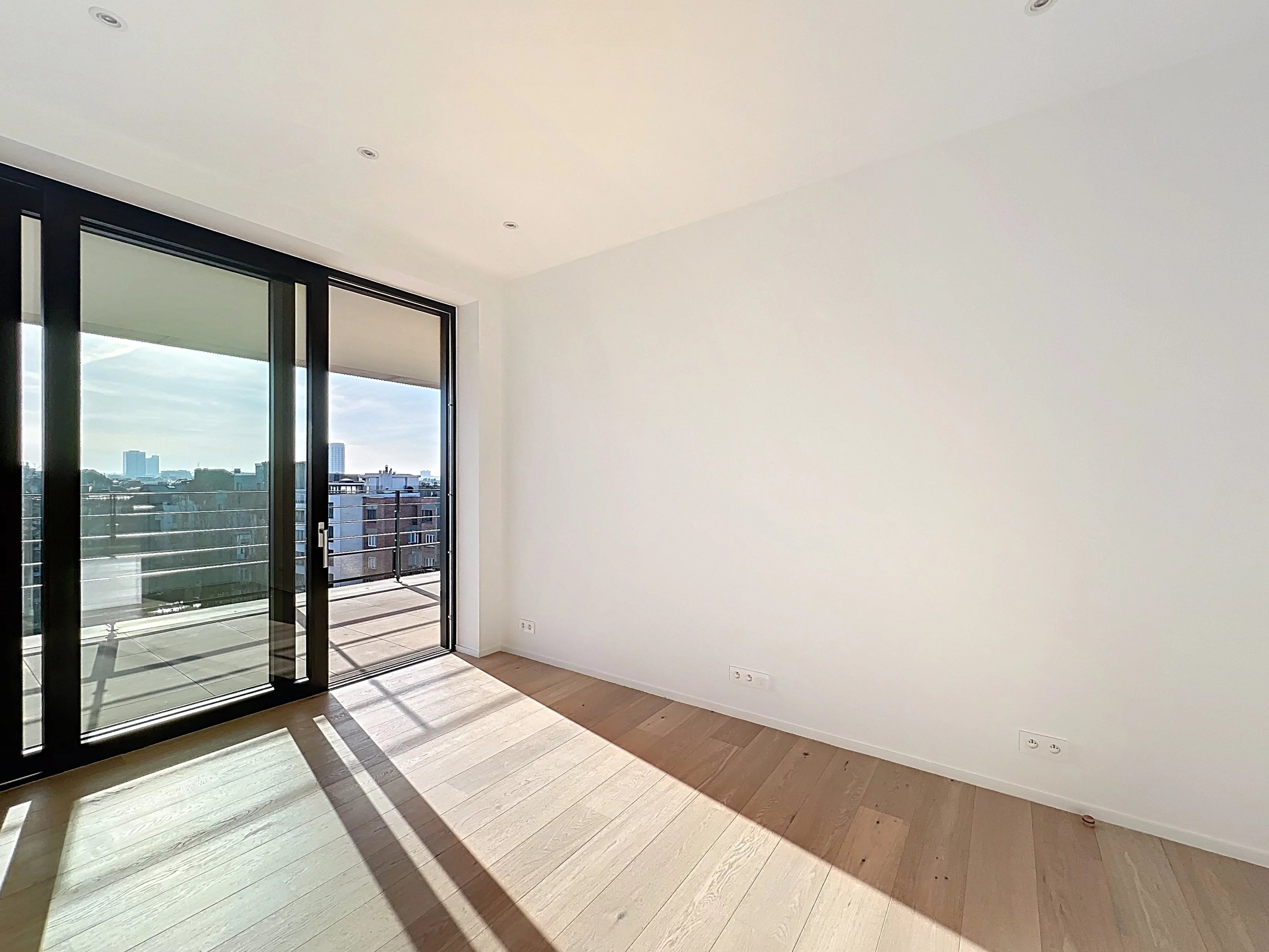 Ixelles - Very nice bright 4 bedroom terrace apartment