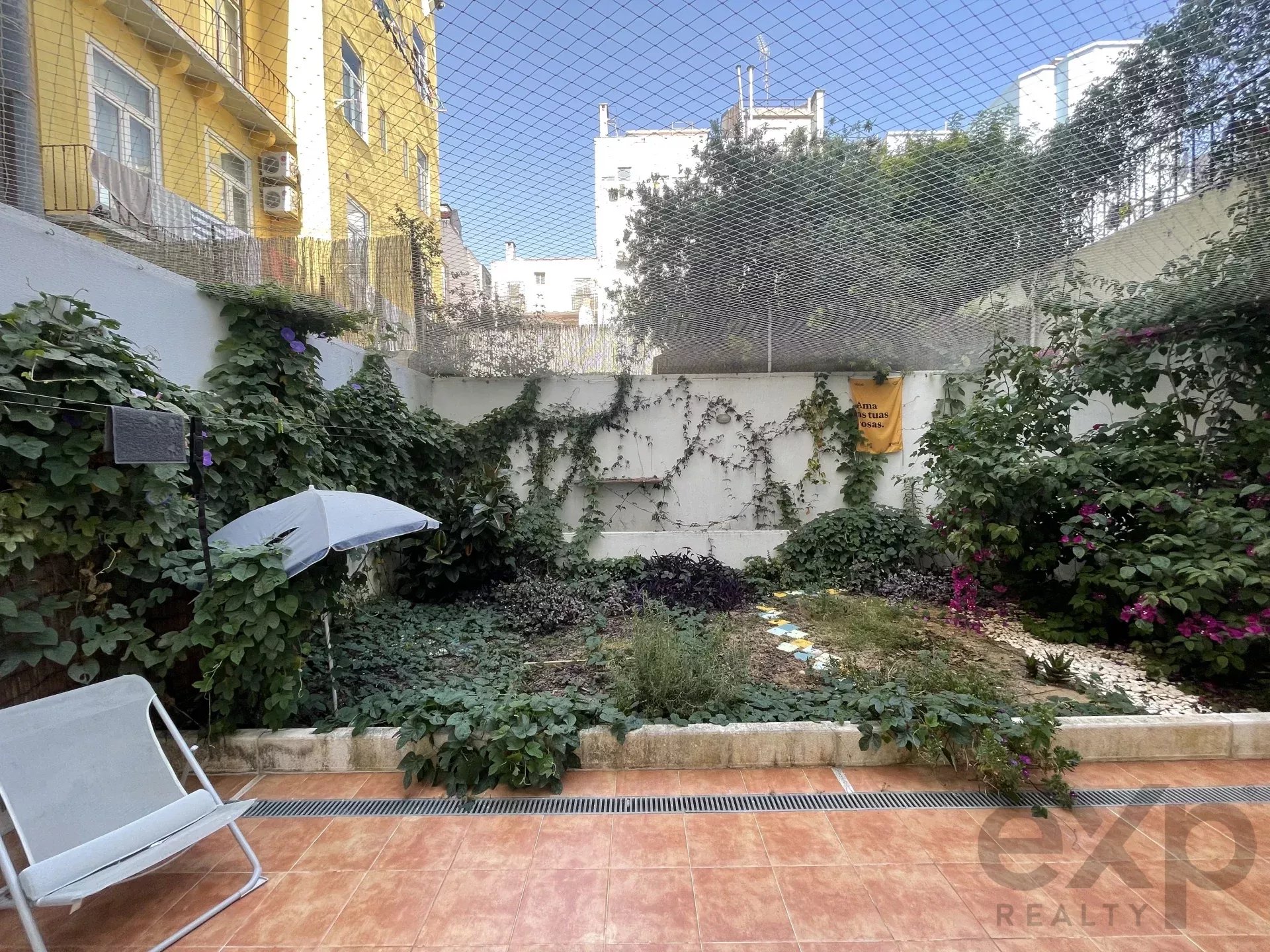 Apartamento T1 Renovado com Amplo Terraço em Campo de Ourique