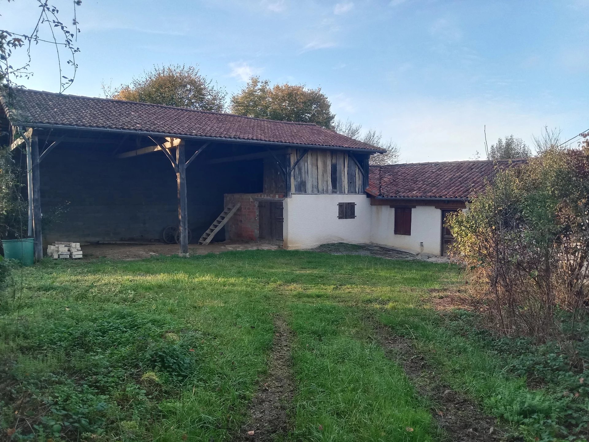 Rare in Cassagnabère, isolated farmhouse to renovate on 2000 m² of land