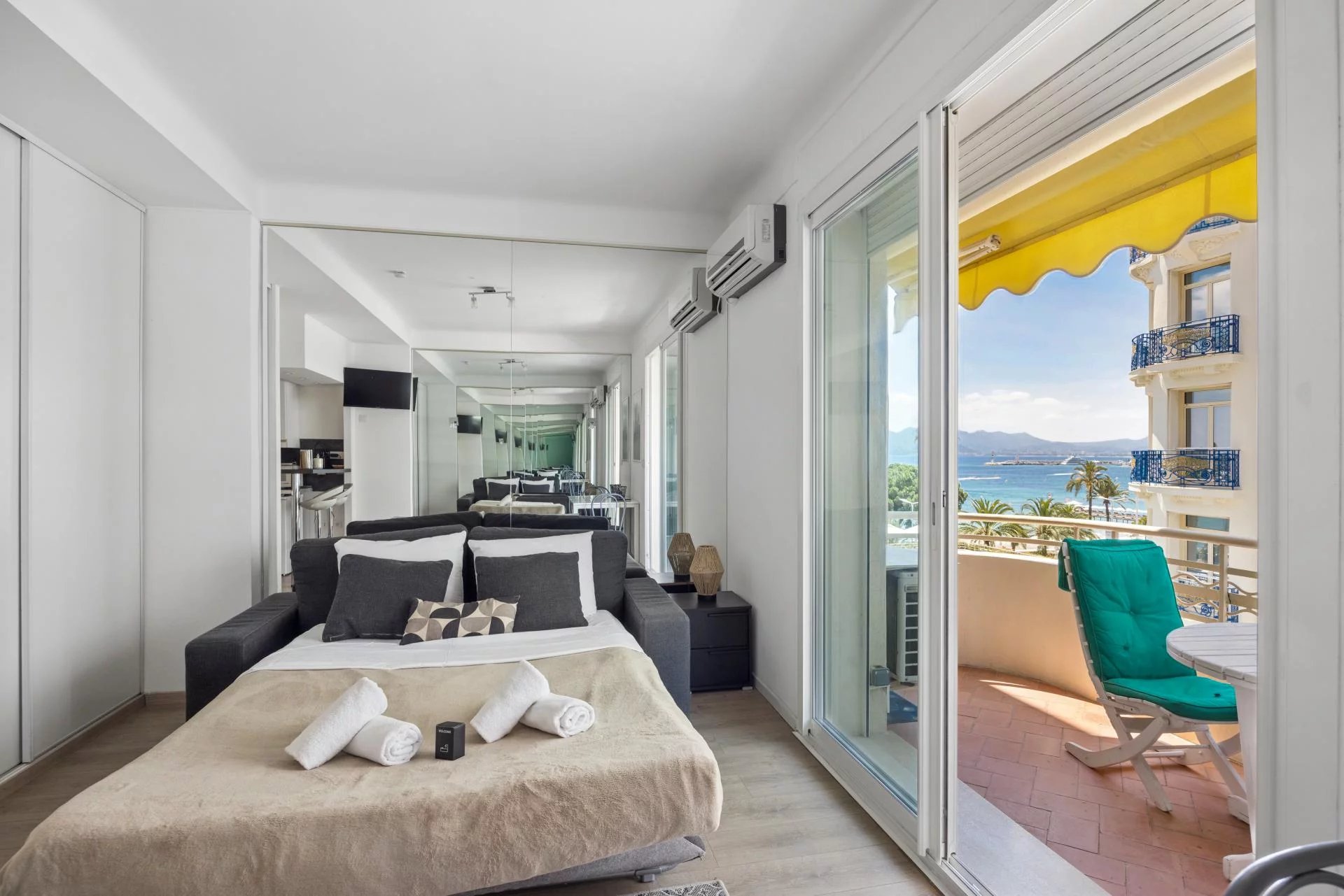 Cannes – Near the Croisette – Exceptional studio apartment with a balcony, partial ocean view, and garage